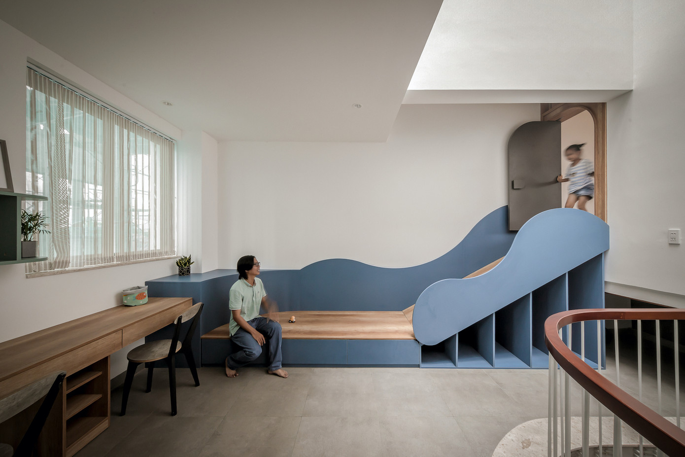 Ngôi nhà không chỉ là nơi để ở mà còn là một môi trường nuôi dưỡng tình yêu thương, nơi trẻ em có thể tương tác với bố mẹ trong suốt quá trình trưởng thành. Ngôi nhà không chỉ đơn thuần là nơi sinh sống mà còn là dòng chảy của sự yêu thương và gắn bó gia đình.