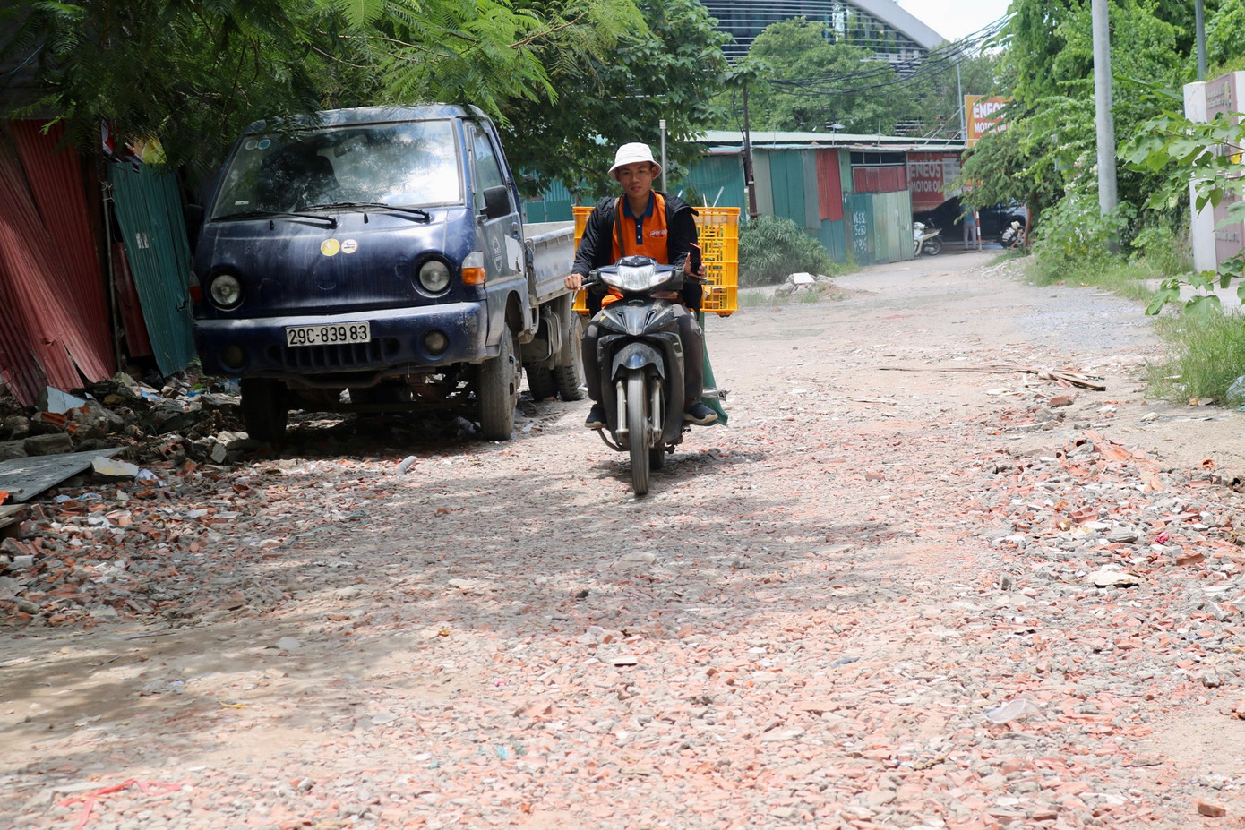Đoạn đường nối từ vòng xuyến Phạm Văn Bạch với ngõ 3 Tôn Thất Thuyết cũng trong tình trạng xuống cấp trầm trọng.