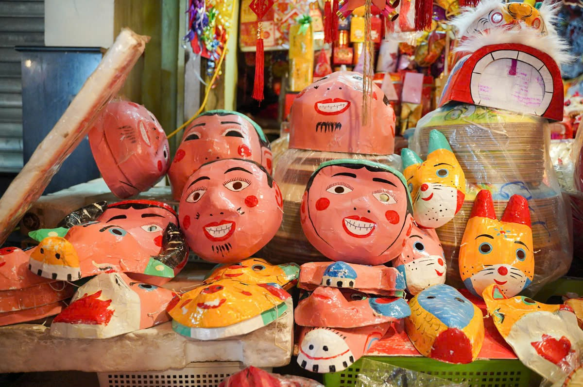 Những món đồ chơi truyền thống chỉ dao động từ 40.000 - 70.000 đồng/chiếc nên được rất nhiều người ưa chuộng. Những chiếc đèn ông sao được bán với giá dao động từ 10.000 - 70.000 đồng/cái tùy kích thước.