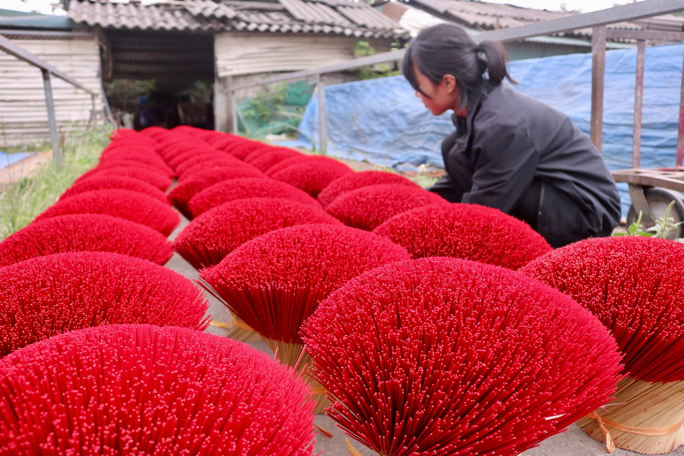 Làng hương Quảng Phú Cầu (huyện Ứng Hòa) nổi tiếng với nghề làm hương tuổi đời hàng trăm năm. Làng hương Quảng Phú Cầu (huyện Ứng Hòa) nổi tiếng với nghề làm hương tuổi đời hàng trăm năm.