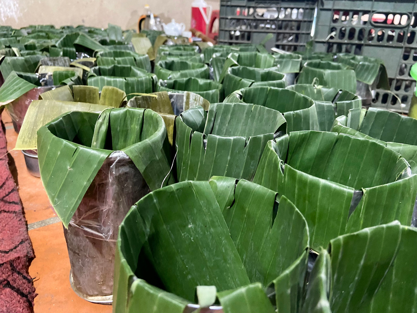 Với việc sản xuất số lượng nhiều, thay vì ngồi gói thành từng chiếc bằng lá chuối, gia đình ông Thụ cho vào những chiếc khuôn tròn bằng inox được phủ bên trong một lớp lá chuối. Với việc sản xuất số lượng nhiều, thay vì ngồi gói thành từng chiếc bằng lá chuối, gia đình ông Thụ cho vào những chiếc khuôn tròn bằng inox được phủ bên trong một lớp lá chuối.