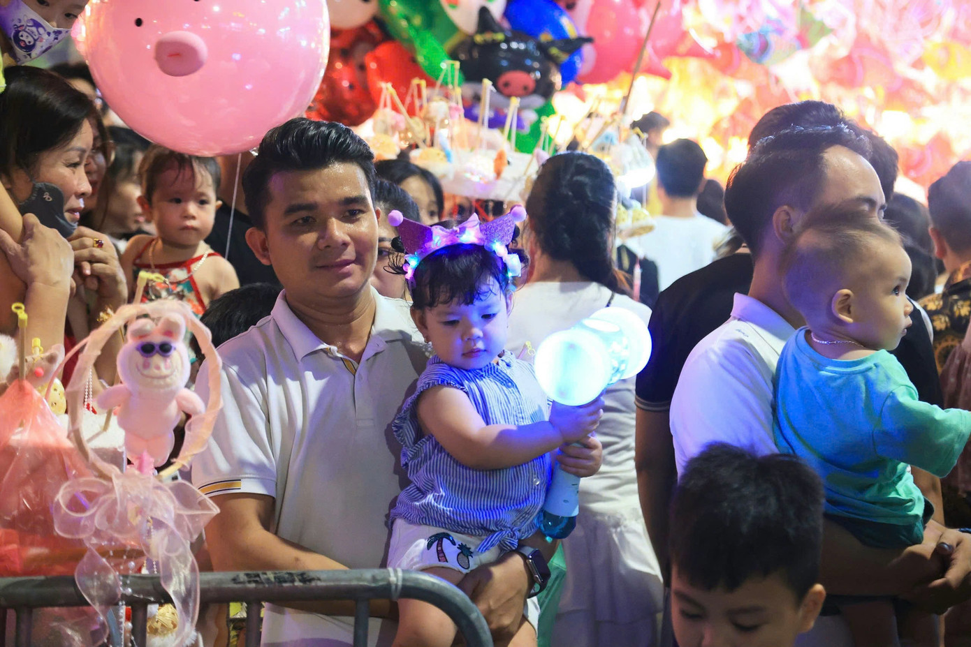 Theo ghi nhận tối 15/9 tại phố Hàng Mã, hàng nghìn người đổ về đây để chơi Tết Trung thu sớm.