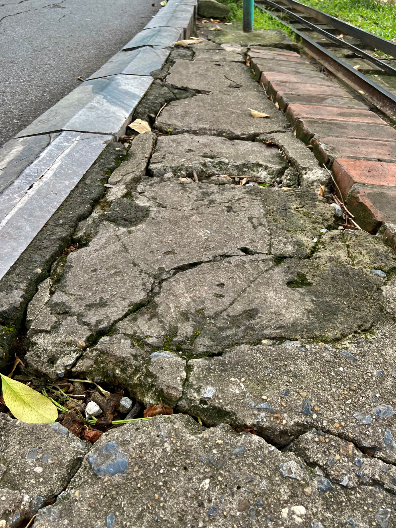 Vỉa hè nhiều chỗ nứt toác. Vỉa hè nhiều chỗ nứt toác.