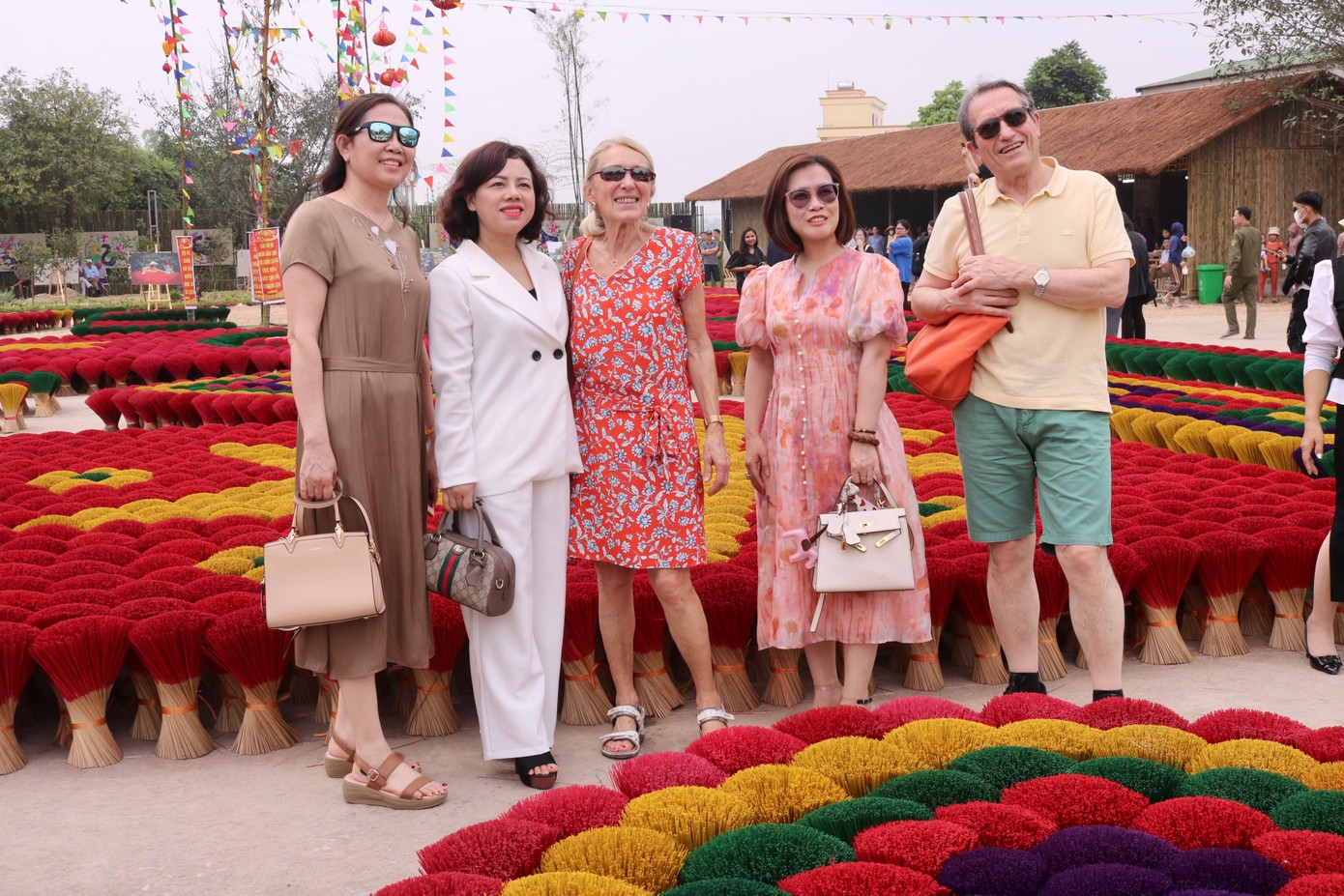 Du khách đến tham quan điểm du lịch tại làng hương Quảng Phú Cầu. Du khách đến tham quan điểm du lịch tại làng hương Quảng Phú Cầu.