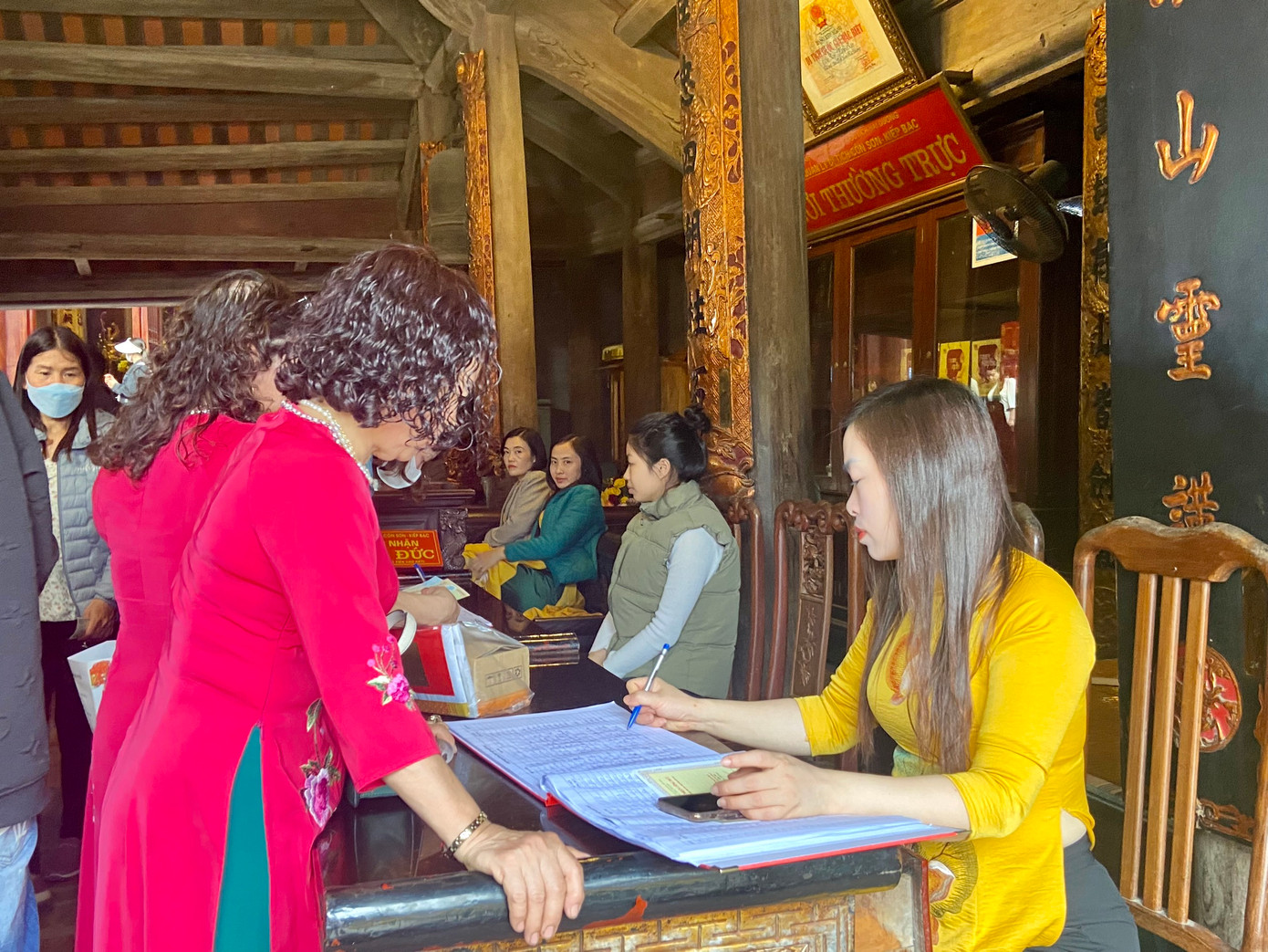 Nhiều người khi đến lễ phật dâng hương cũng không quên công đức, cúng tiến xây dựng chùa.