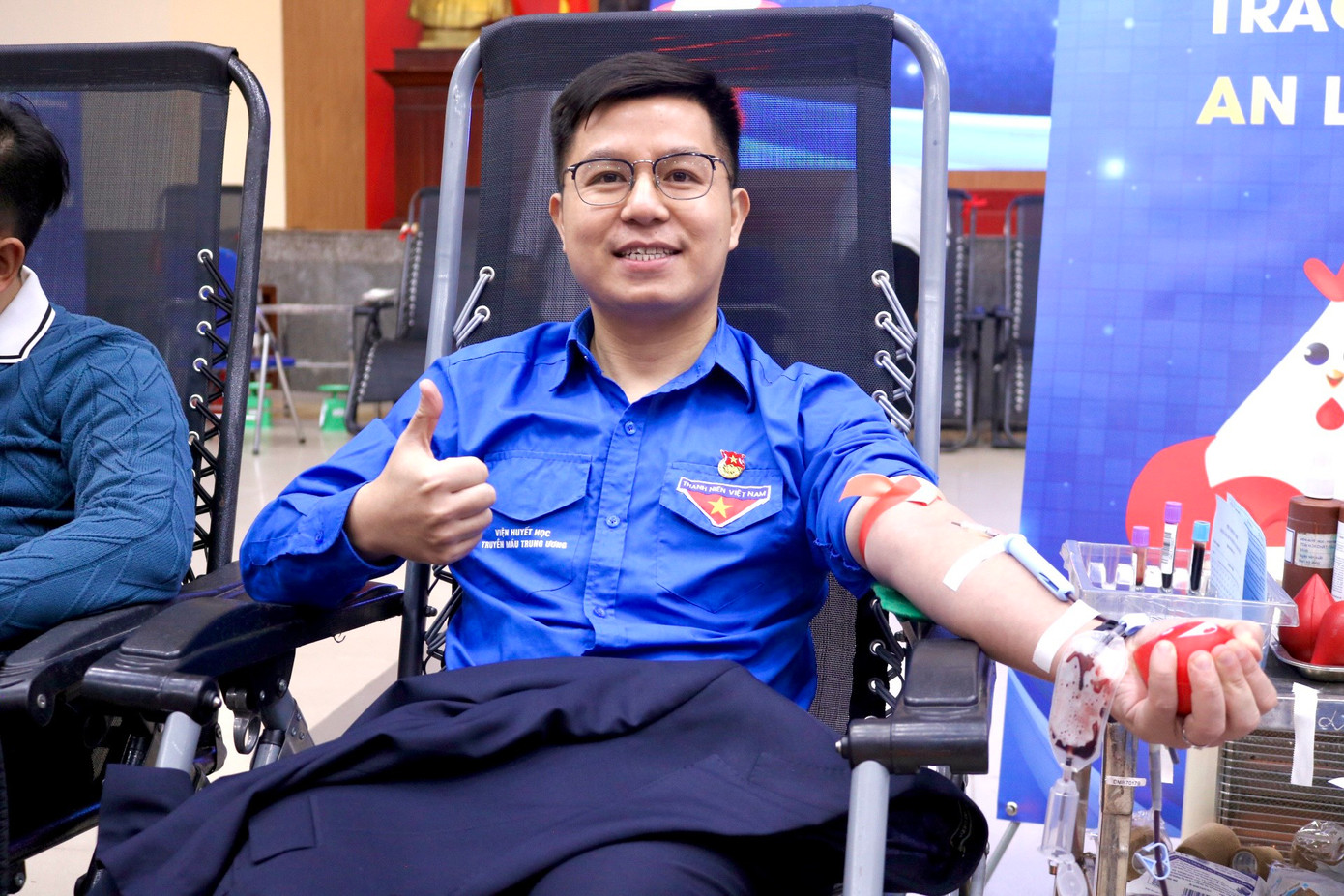 Anh Nguyễn Quốc Huy, Bí thư Đoàn Thanh niên Viện Huyết học – Truyền máu TW chia sẻ Chương trình hôm nay có sự tham gia hiến máu sôi nổi của nhiều Đoàn viên, thanh niên của Viện và người thân với hy vọng sẽ góp thêm những đơn vị máu cho người bệnh nhân dịp Tết sắp đến. Là người gương mẫu trong phong trào hiến máu, anh Huy vừa thực hiện xong lần hiến máu thứ 62.