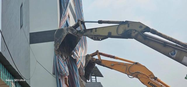 Hiện xe múc vẫn đang chống đỡ căn nhà bị nghiêng trong quá trình thi công nút giao Tân Vạn để chờ phía bảo hiểm xác minh, cũng như tìm phương án khắc phục sự cố này. Hiện xe múc vẫn đang chống đỡ căn nhà bị nghiêng trong quá trình thi công nút giao Tân Vạn để chờ phía bảo hiểm xác minh, cũng như tìm phương án khắc phục sự cố này.