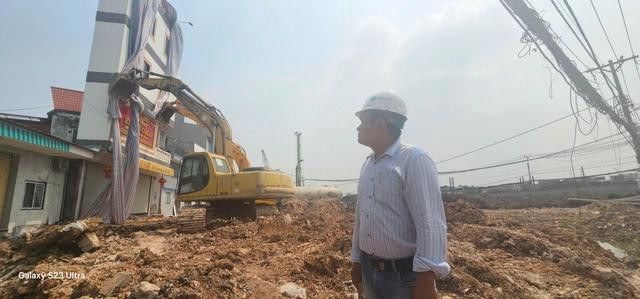 Theo đại diện đơn vị thi công là Công ty Cổ phần Hải Đăng, căn nhà này nằm sát nút giao Tân Vạn, mặc dù nhà thầu đã thi công đúng với biện pháp được chủ đầu tư và đơn vị giám sát phê duyệt cũng như biện pháp kỹ thuật, tuy nhiên do ranh giải phóng mặt bằng nằm quá sát nên công tác thi công rất phức tạp Theo đại diện đơn vị thi công là Công ty Cổ phần Hải Đăng, căn nhà này nằm sát nút giao Tân Vạn, mặc dù nhà thầu đã thi công đúng với biện pháp được chủ đầu tư và đơn vị giám sát phê duyệt cũng như biện pháp kỹ thuật, tuy nhiên do ranh giải phóng mặt bằng nằm quá sát nên công tác thi công rất phức tạp