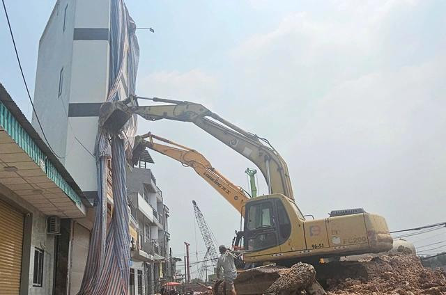 Để di dời căn nhà này, dự kiến sẽ phải đập bỏ 2 tầng trên cùng của căn nhà, việc di dời sẽ được diễn ra trong thời gian tới Để di dời căn nhà này, dự kiến sẽ phải đập bỏ 2 tầng trên cùng của căn nhà, việc di dời sẽ được diễn ra trong thời gian tới