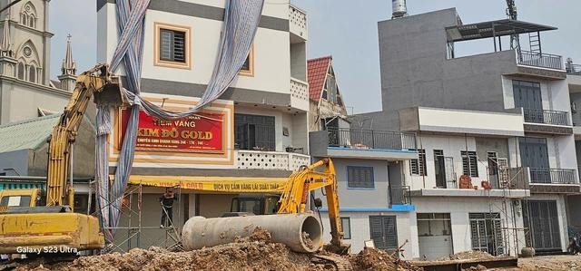 Theo Ban Quản lý dự án đầu tư xây dựng công trình giao thông tỉnh Bình Dương (chủ đầu tư dự án), cho biết nhà thầu thi công trong phạm vi ranh giới giải phóng mặt bằng và thi công theo đúng hồ sơ thiết kế. Theo Ban Quản lý dự án đầu tư xây dựng công trình giao thông tỉnh Bình Dương (chủ đầu tư dự án), cho biết nhà thầu thi công trong phạm vi ranh giới giải phóng mặt bằng và thi công theo đúng hồ sơ thiết kế.