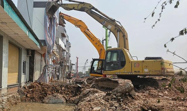 Mặt khác, nhà dân ở đây thi công đã lâu nên các nền móng rất yếu và không đồng nhất, cộng với địa chất khu vực này yếu nên có sự thay đổi, biến động liên tục. Phía nhà thầu đào tới vị trí nào nguy hiểm đều ép cọc nhưng không thể có mặt bằng để gia cố nền móng nhà tốt được Mặt khác, nhà dân ở đây thi công đã lâu nên các nền móng rất yếu và không đồng nhất, cộng với địa chất khu vực này yếu nên có sự thay đổi, biến động liên tục. Phía nhà thầu đào tới vị trí nào nguy hiểm đều ép cọc nhưng không thể có mặt bằng để gia cố nền móng nhà tốt được