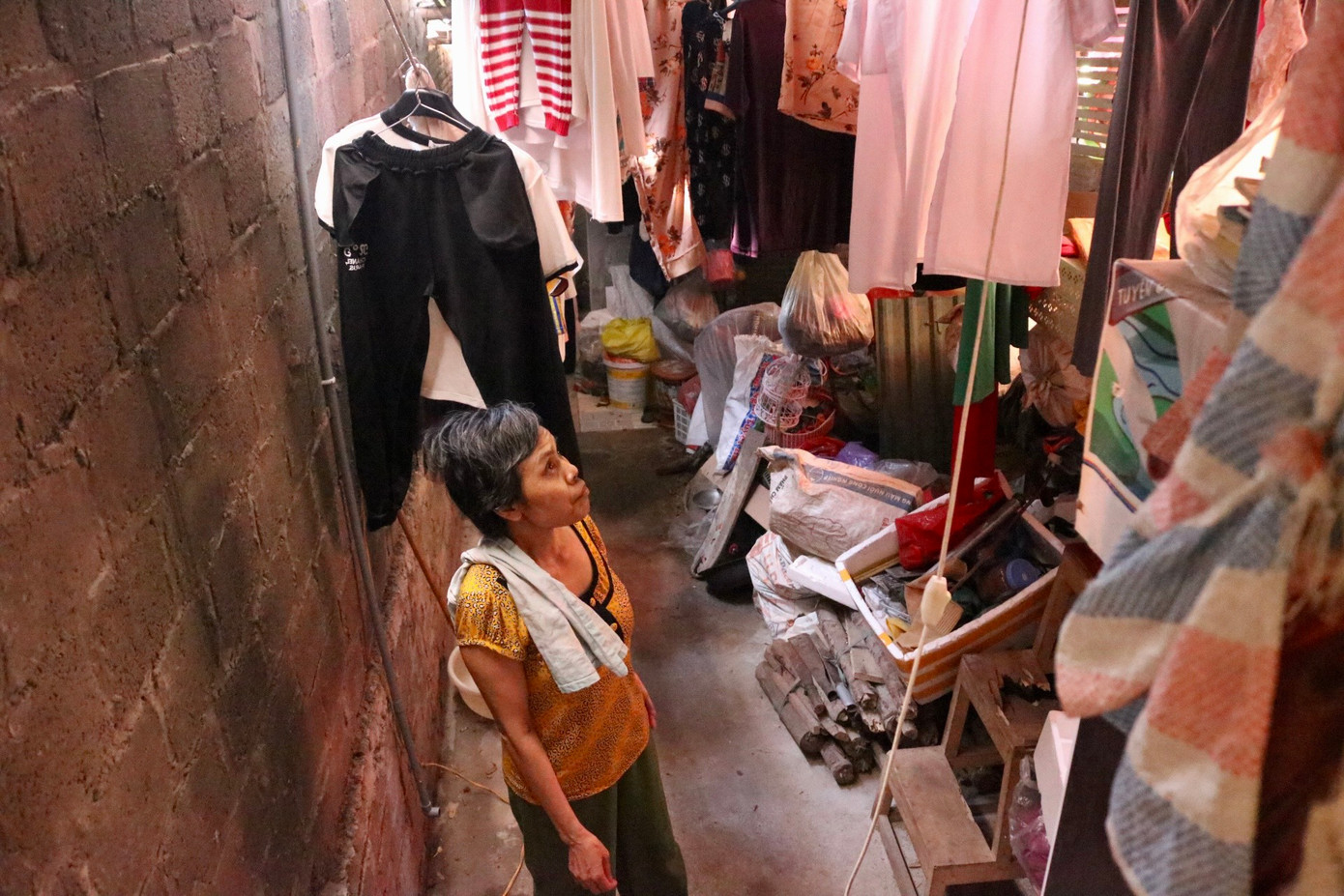 Trả lời báo chí, một lãnh đạo UBND thành phố Tuyên Quang cho biết, tại khu tập thể xây dựng đội 4 đã có dự án xây khu dân cư mới. Tuy nhiên chưa xác minh rõ nguồn gốc đất nên việc triển khai dự án chưa thể diễn ra. Trước mắt, thành phố đang tập trung giải quyết nguồn gốc đất tại khu tập thể. Việc tu sửa, gia cố nhà cửa khi xuống cấp các hộ dân sẽ phải tự bố trí.