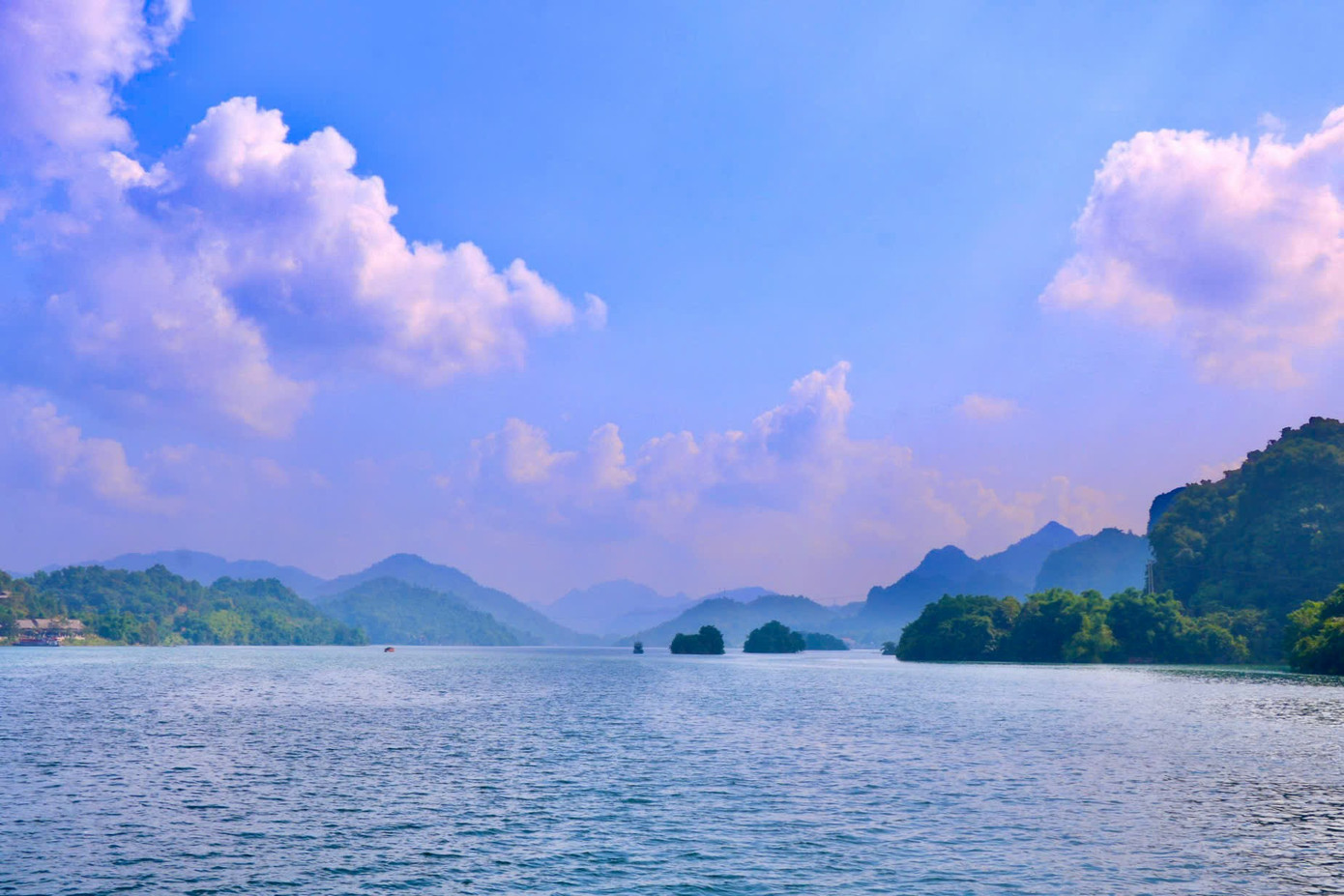 Nằm cách thủ đô Hà Nội 70 km về phía Tây Bắc, hồ Hòa Bình (tỉnh Hòa Bình) có diện tích 8.000ha, nằm trong phạm vi hành chính của 5 huyện, thành phố (Đà Bắc, Mai Châu, Tân Lạc, Cao Phong và thành phố Hòa Bình).