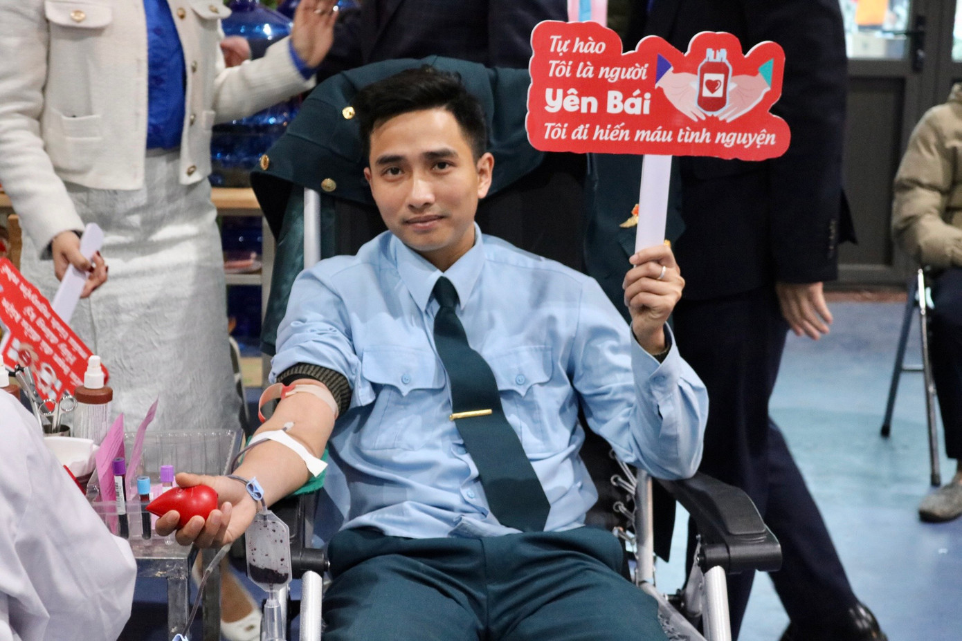 Tại sự kiện Chủ Nhật Đỏ được tổ chức tại tỉnh Yên Bái năm nay thu hút đông đảo đoàn viên thanh niên trên địa bàn thành phố, khối cơ quan doanh nghiệp, lực lượng vũ trang của tỉnh cũng đã xung phong và sẵn sàng hiến máu.