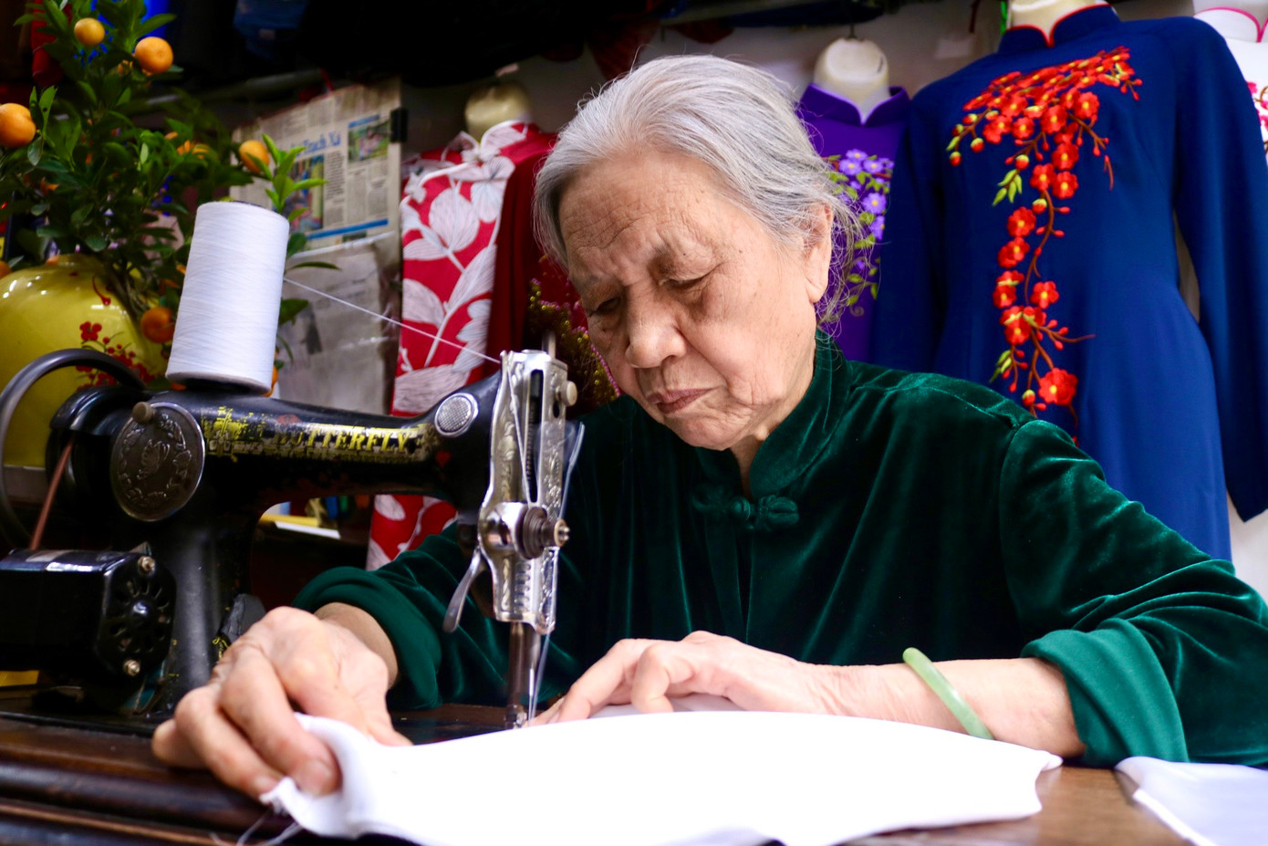 Từ tiệm may nhỏ này, bà đã kiếm thêm tiền trang trải cho cuộc sống và nuôi lớn 7 người con ăn học thành tài. 7 người con của bà ai cũng tốt nghiệp đại học, có những người con tốt nghiệp đến 2 trường và ai cũng đều có công ăn việc làm ổn định. Từ tiệm may nhỏ này, bà đã kiếm thêm tiền trang trải cho cuộc sống và nuôi lớn 7 người con ăn học thành tài. 7 người con của bà ai cũng tốt nghiệp đại học, có những người con tốt nghiệp đến 2 trường và ai cũng đều có công ăn việc làm ổn định.