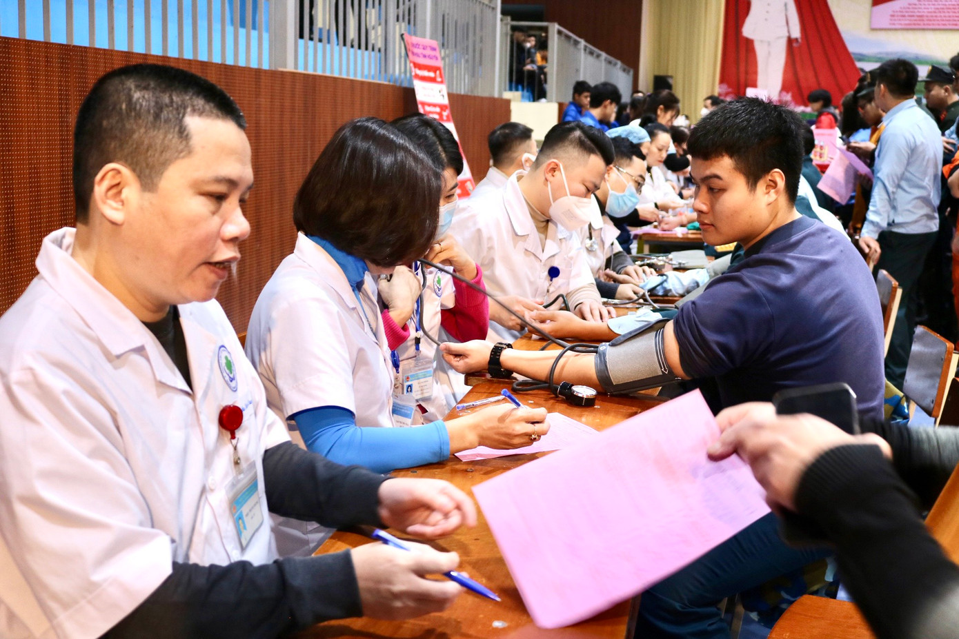 Công tác phối hợp, chuẩn bị cho hoạt động hiến máu tại chương trình diễn ra nhanh chóng với sự góp sức của nhiều đơn vị.