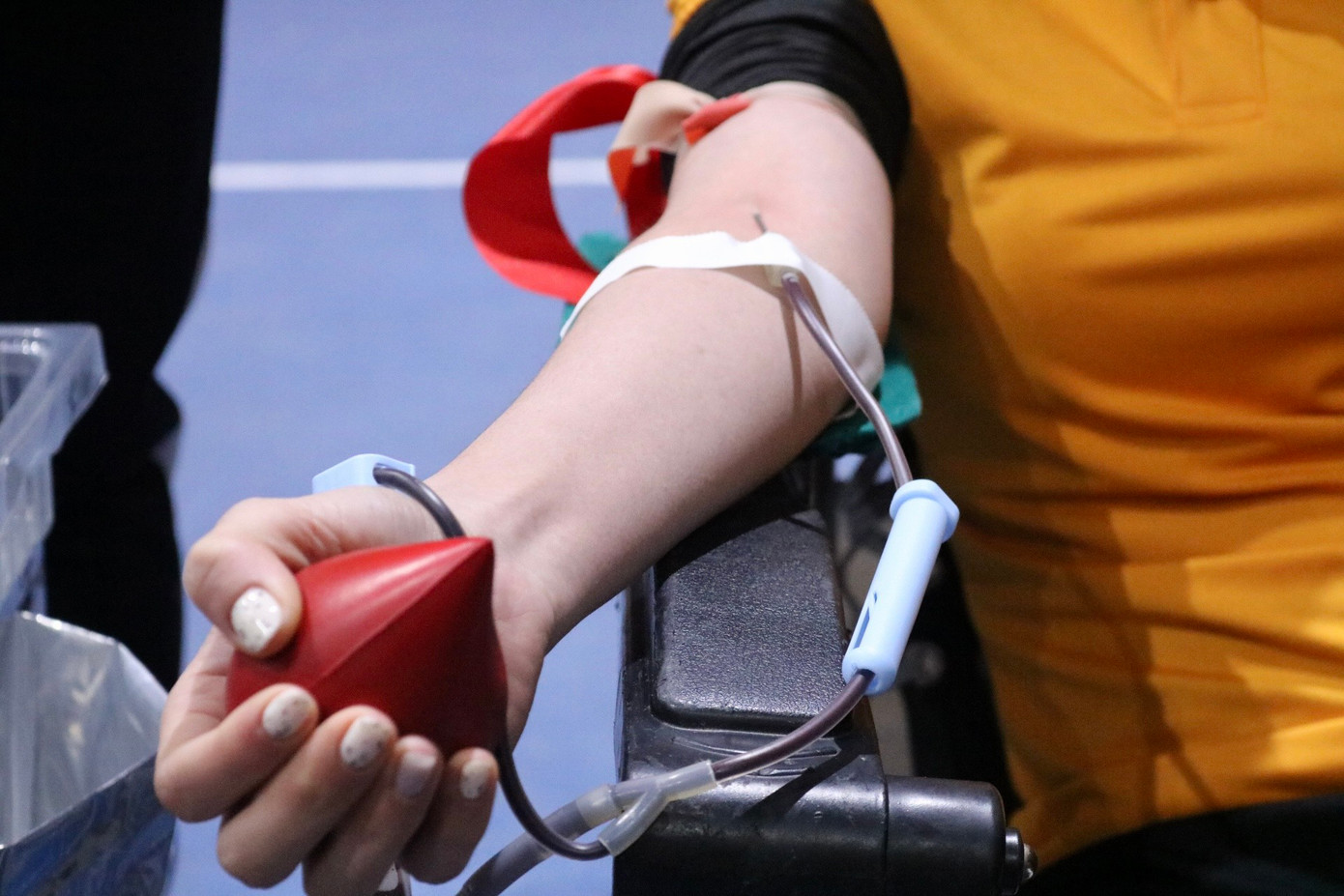 Chương trình hiến máu tình nguyện Ngày Chủ Nhật Đỏ là hoạt động thường niên do Báo Tiền Phong phát động triển khai tại nhiều tỉnh, thành phố trong cả nước. Chương trình đã trở thành sự kiện có ý nghĩa nhân văn sâu sắc, ngày càng có sức ảnh hưởng sâu rộng tới cộng đồng.