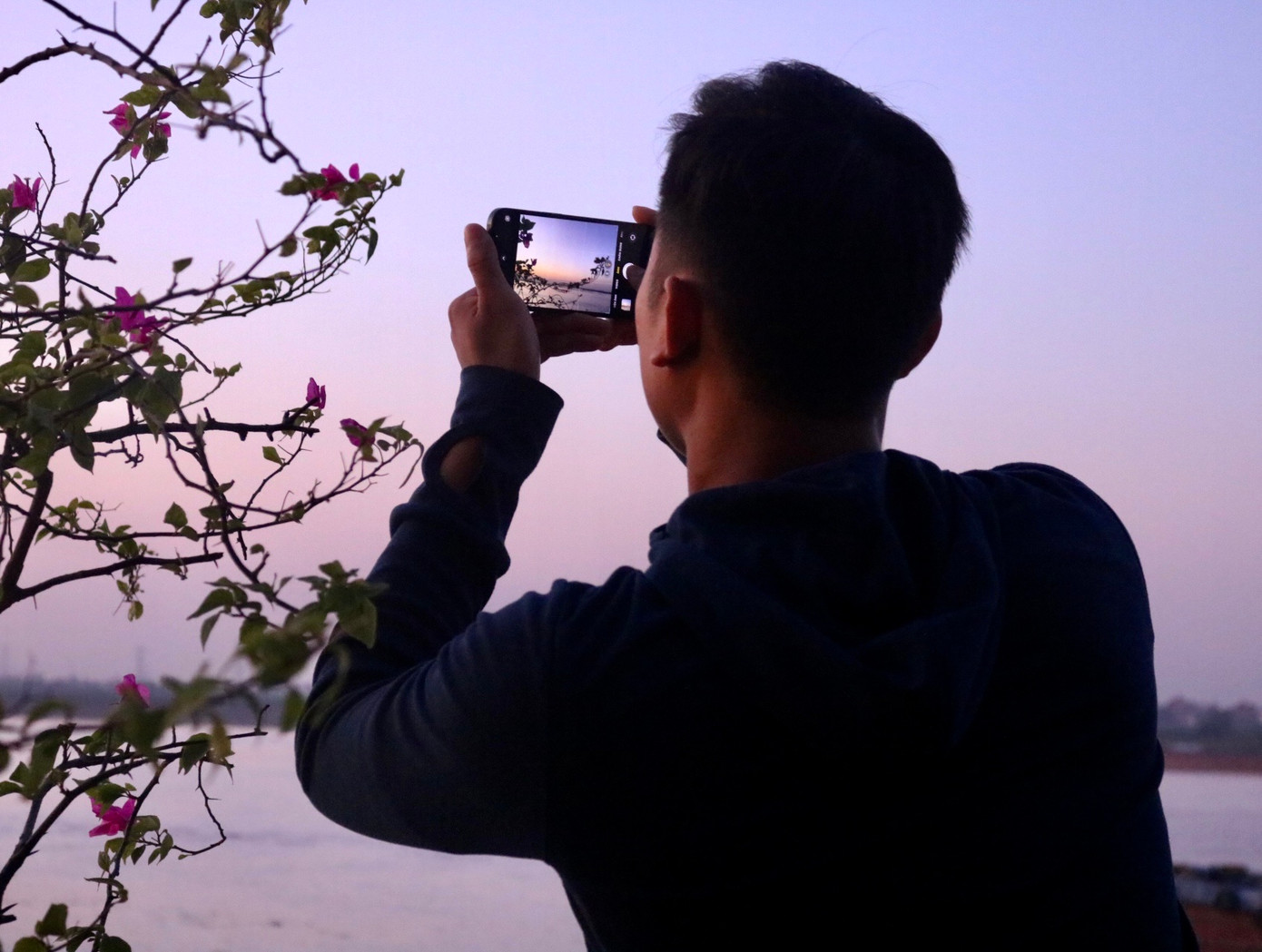 Ngắm cảnh hoàng hôn tại đình Chèm là địa điểm mới được giới trẻ phát hiện qua các video trên mạng xã hội.