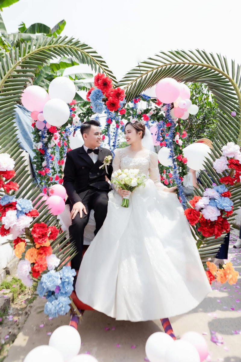 Cặp đôi hạnh phúc khi được mọi người hỗ trợ cho ngày vui.