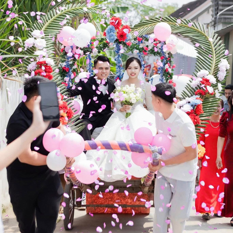 Cô dâu, chú rể rạng rỡ trên chiếc xe hoa đặc biệt
