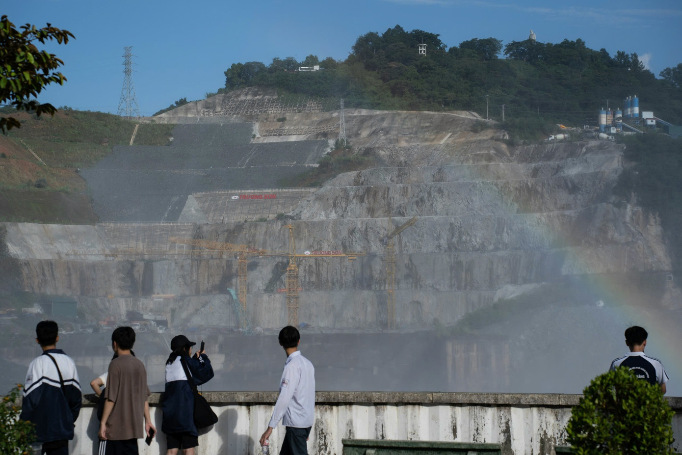 Nhiều người dân hiếu kỳ đến xem đập thủy điện Hòa Bình xả lũ từ rất sớm.