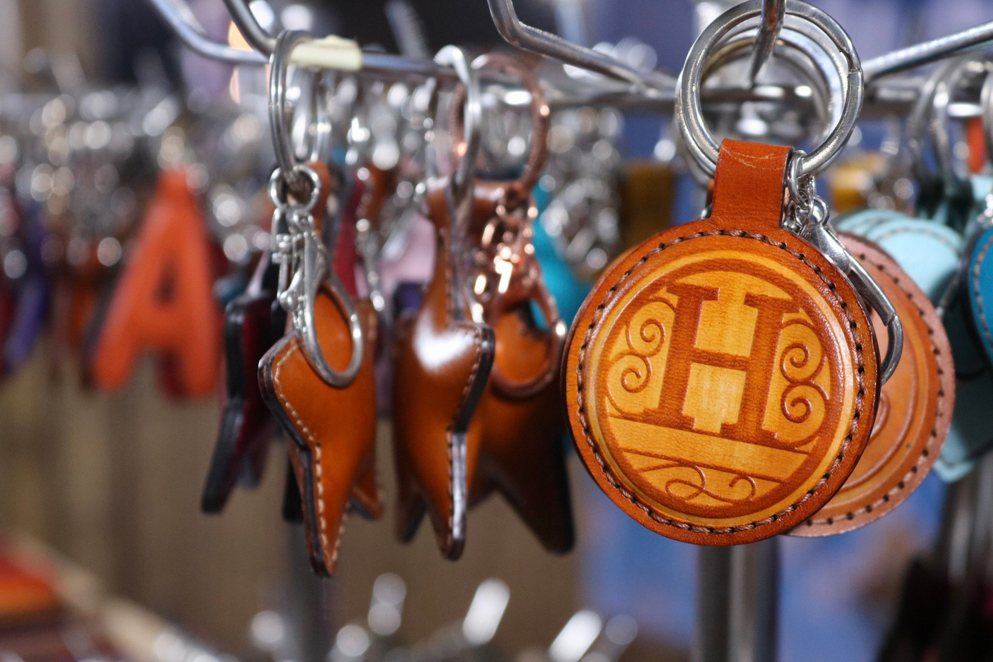 Nhiều sản phẩm handmade như móc khóa da, thú bông móc len, túi có hoa văn thêu tay là những món đồ thu hút khách tham quan.