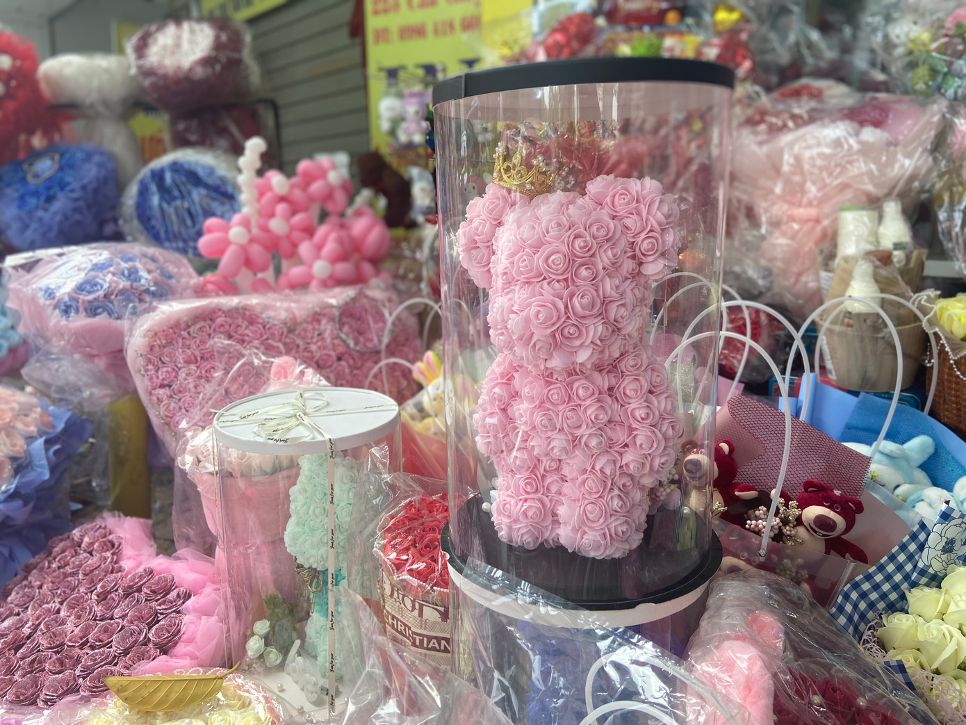 Gấu Bearbrick được làm từ hoa sáp.