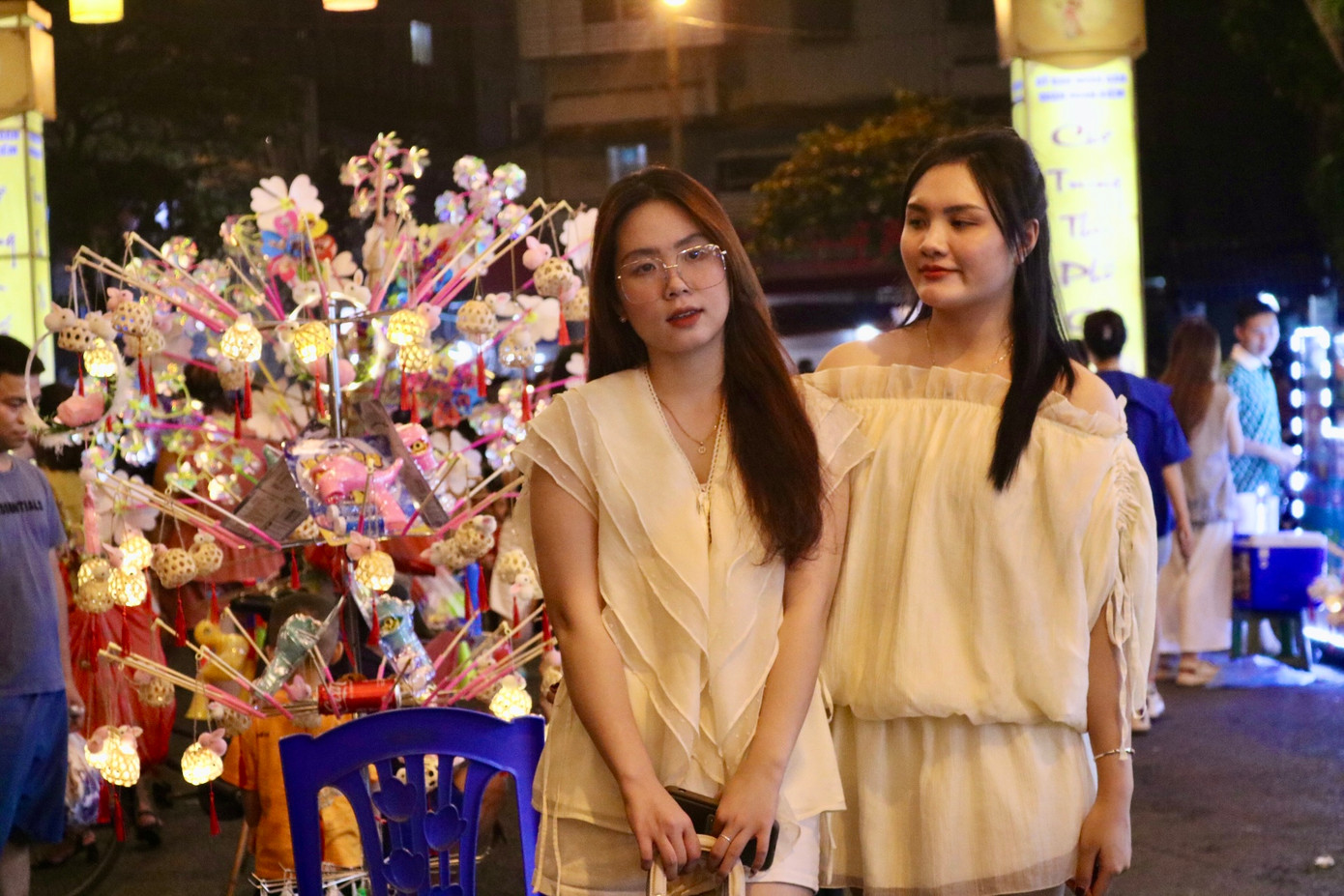 Bình thường phố bích họa chỉ đông đúc vào những dịp lễ Tết hoặc cuối tuần. Nhưng kể từ khi khoác lên mình diện mạo mới, con phố này nhộn nhịp hơn hẳn.