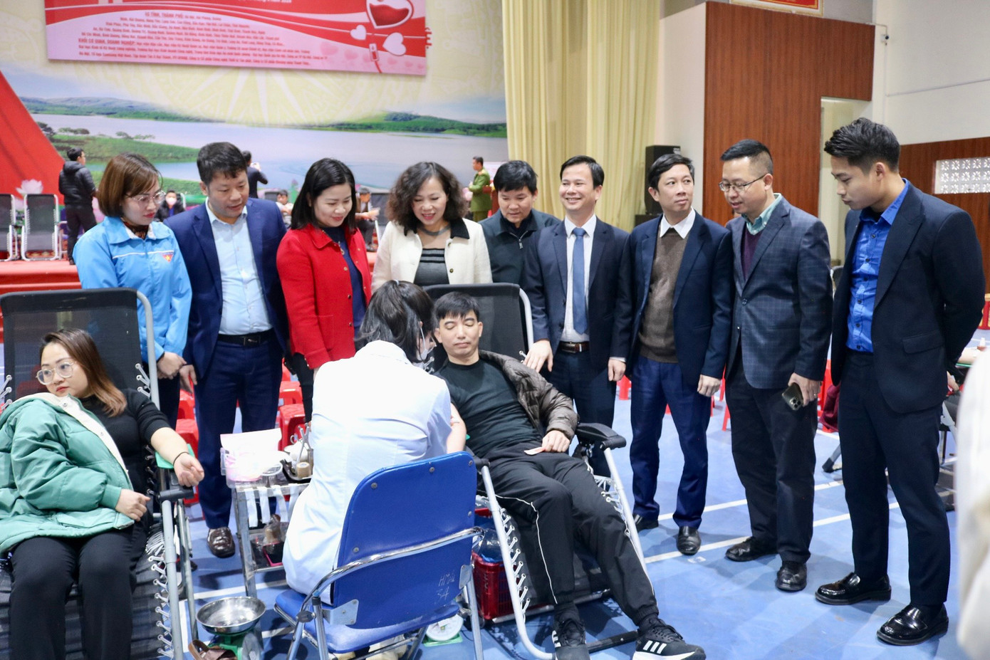 Đại điện Báo Tiền Phong, Tỉnh Đoàn, Sở Y tế, Hội chữ thập đỏ tỉnh,... thăm hỏi, động viên người hiến máu.