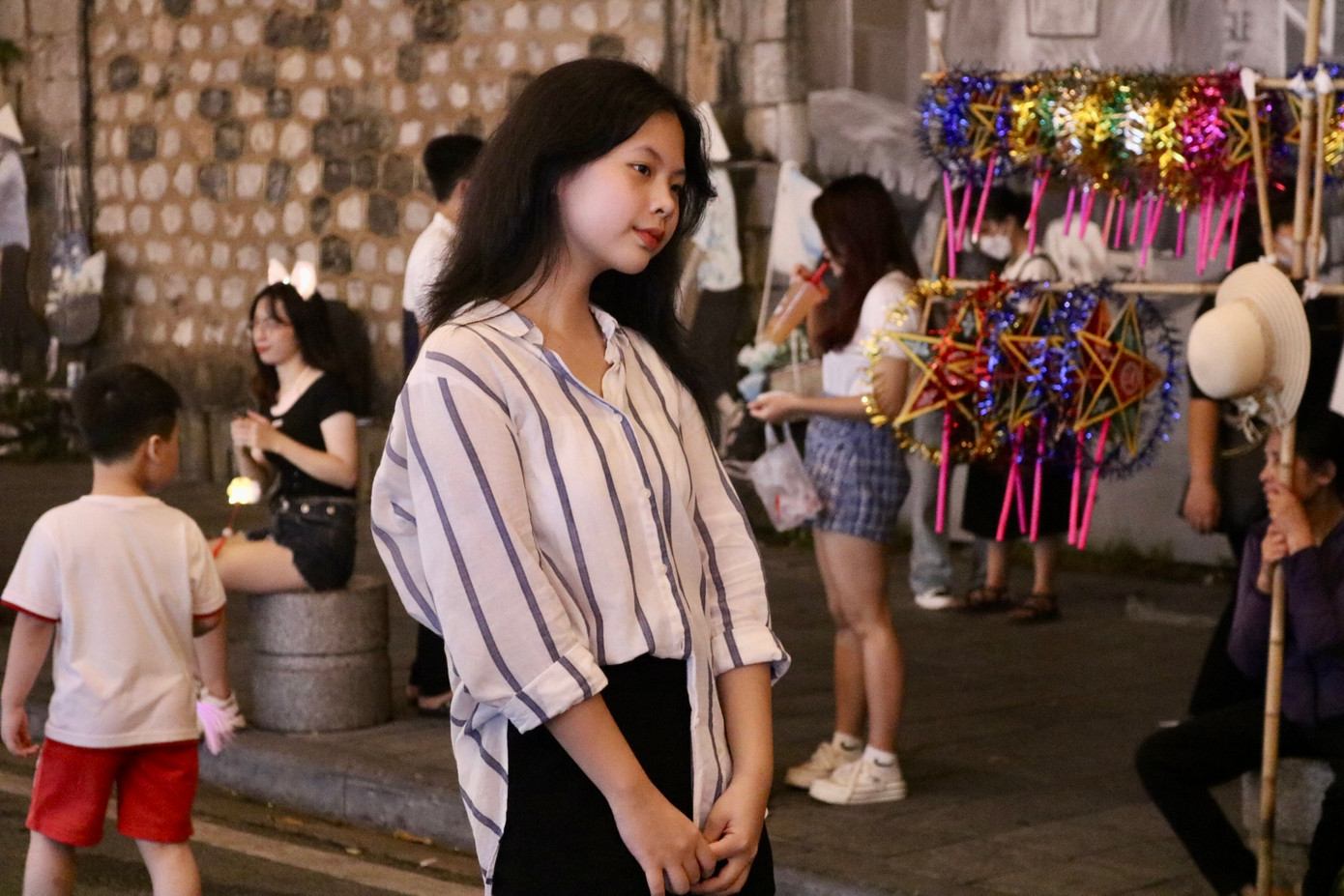 Du khách đến đây có thể chụp ảnh cả sáng lẫn tối. Nhưng thời điểm thích hợp nhất vẫn là vào buổi tối, khi những chiếc đèn lồng sáng lung linh và thời tiết mát mẻ.