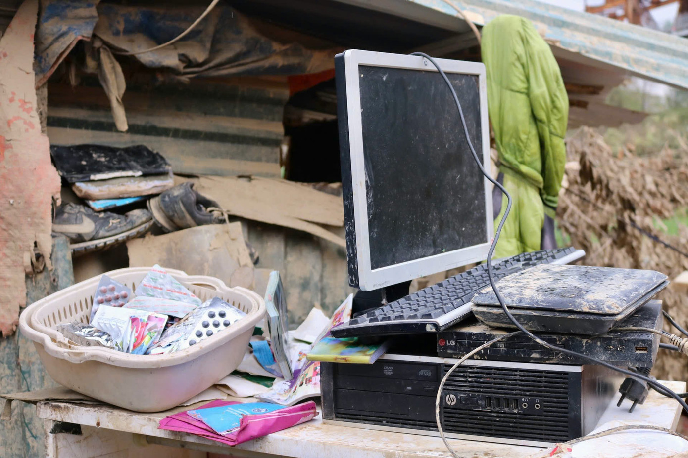 Đồ điện tử, thuốc,.... của người dân hôm chạy lụt không kịp đem theo nên giờ hỏng hóc, lấm lem bùn đất. Đồ điện tử, thuốc,.... của người dân hôm chạy lụt không kịp đem theo nên giờ hỏng hóc, lấm lem bùn đất.