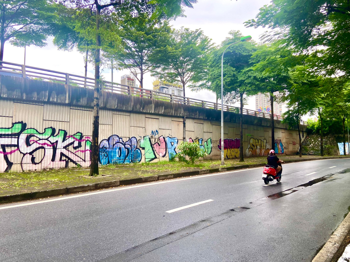 Ghi nhận trên tuyến đường Bưởi dọc theo chân đường vành đai 2 đoạn từ Cầu Giấy đến Nhật Tân không khó để bắt gặp các hình ảnh vẽ bậy trên tường của chân đường vành đai 2.