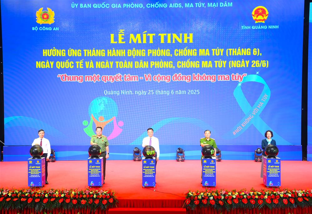 Phó Thủ tướng Chính phủ Lê Thành Long; Thứ trưởng Nguyễn Văn Long cùng các đại biểu thực hiện nghi thức phát động Tháng hành động PCMT, Ngày Quốc tế PCMT và Ngày toàn dân PCMT.