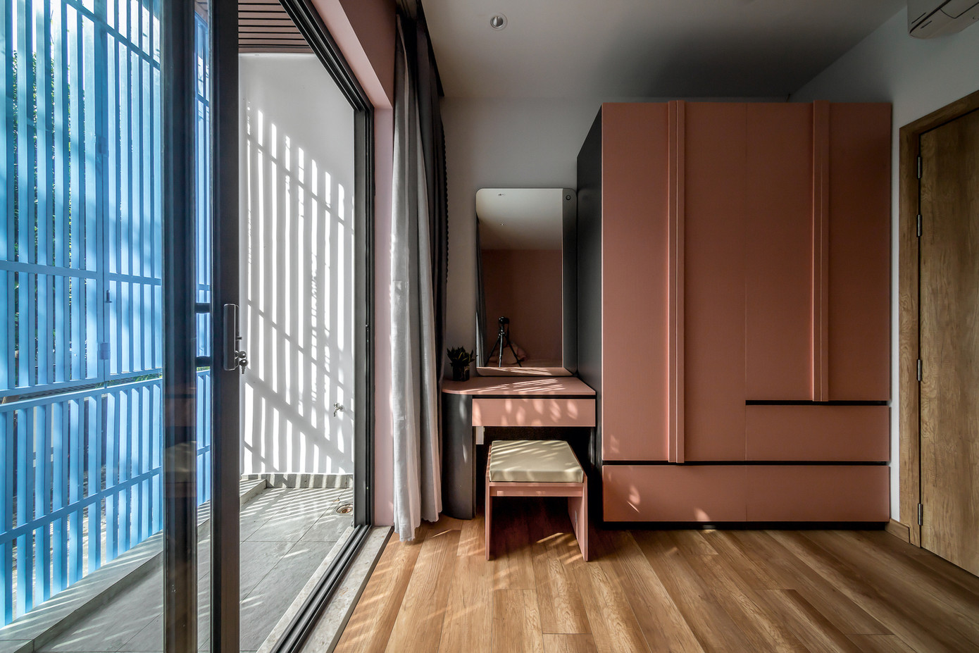 Phòng ngủ của bố mẹ có tầm nhìn hướng ra khu vui chơi của con, nhưng vẫn giữ được sự riêng tư nhờ một sảnh nhỏ.