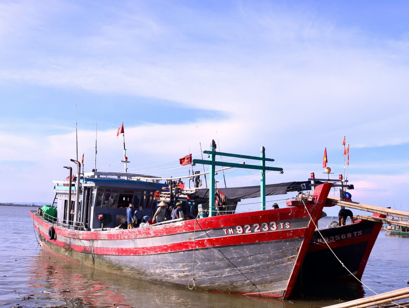 Theo các ngư dân, mấy ngày nghỉ lễ, tại bến có nhiều khách lẻ đến mua. "Thường là những du khách họ mua về làm quà cũng có nhiều người dân trong huyện, trong xã họ đi tắm ở bãi biển mới xong họ tiện đường vòng qua đây mua để về ăn cùng gia đình", một ngư dân cho hay.