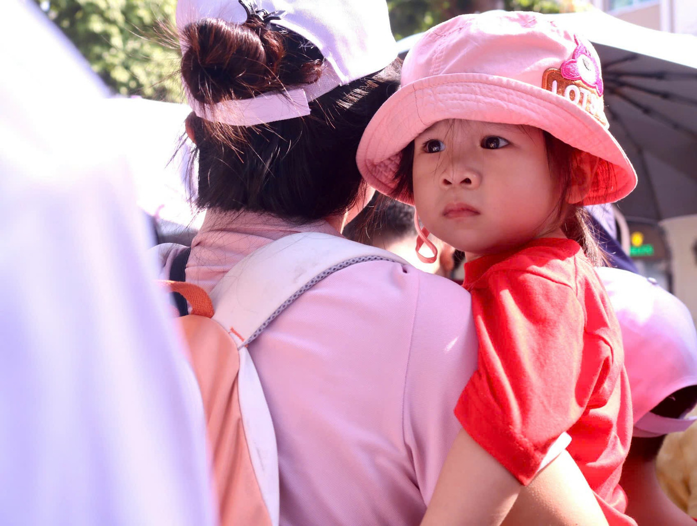 Nhiều em nhỏ cũng được gia đình đưa lên phố để hòa cùng không khí sôi động của ngày lễ.