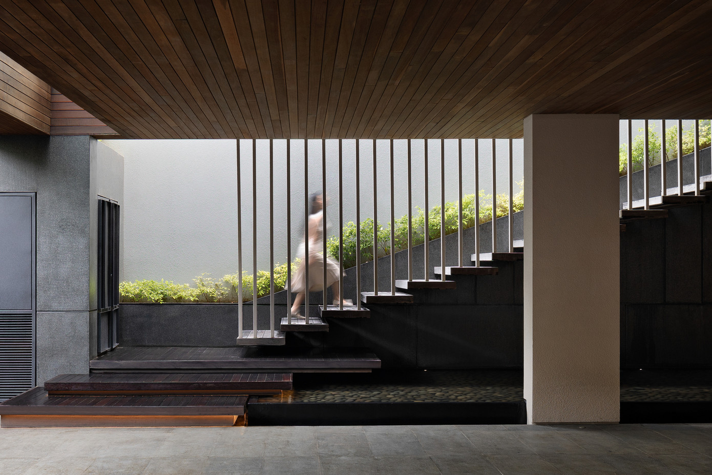 Hướng cầu thang đi lên được thiết kế theo kiểu mở để tận dụng ánh sáng tự nhiên và nuôi dưỡng không gian xanh dọc lối đi.