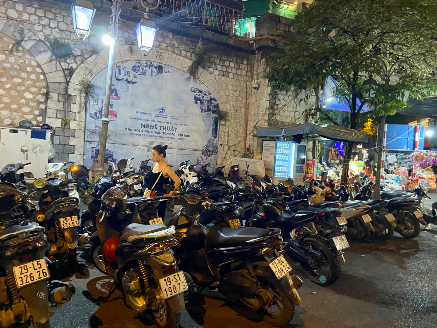 Theo quan sát, tại những điểm gửi xe này mỗi tối có thể nhận trông đến hàng trăm lượt xe