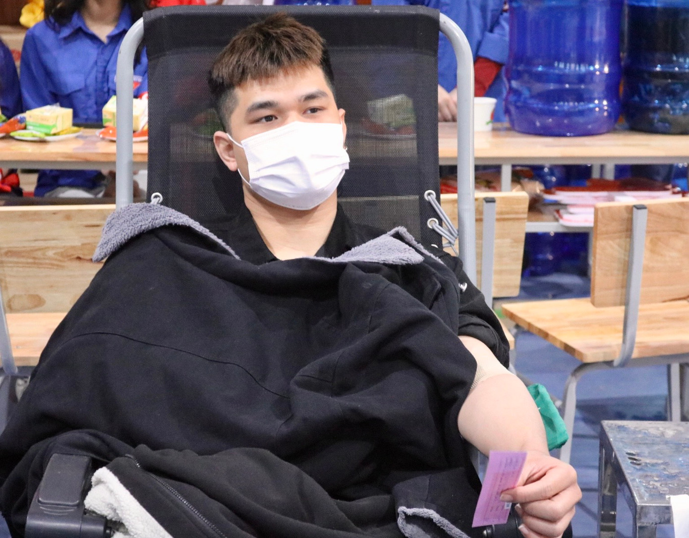 Do thời tiết khá lạnh nên cần phải giữ thân nhiệt ổn định để bảo đảm sức khỏe cho người hiến máu.