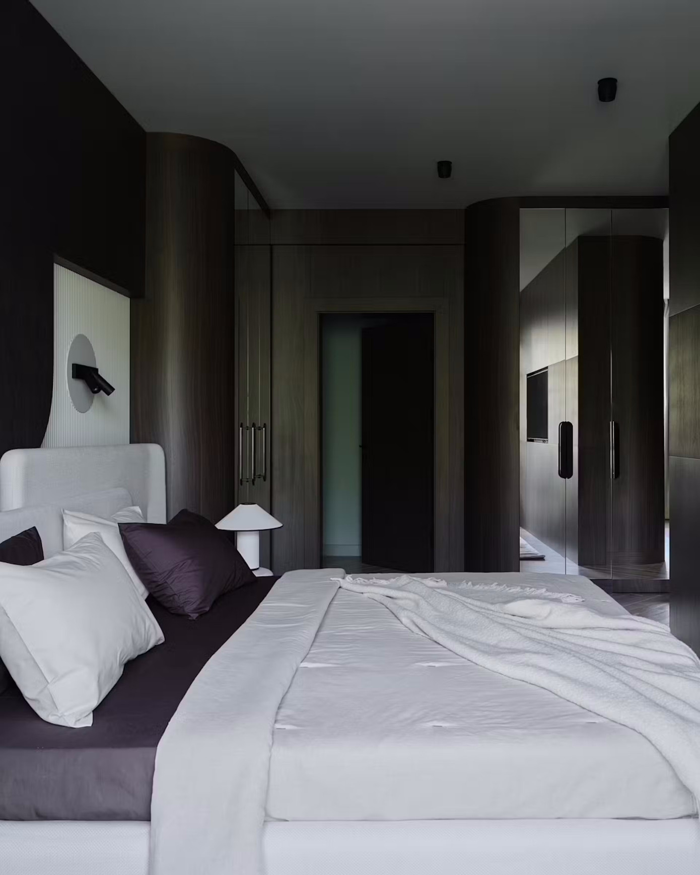 Đa số đồ nội thất đóng mới, đầu giường tích hợp với kiến trúc, phối cùng đèn ngủ nhỏ cho không gian thêm phần ấm cúng.