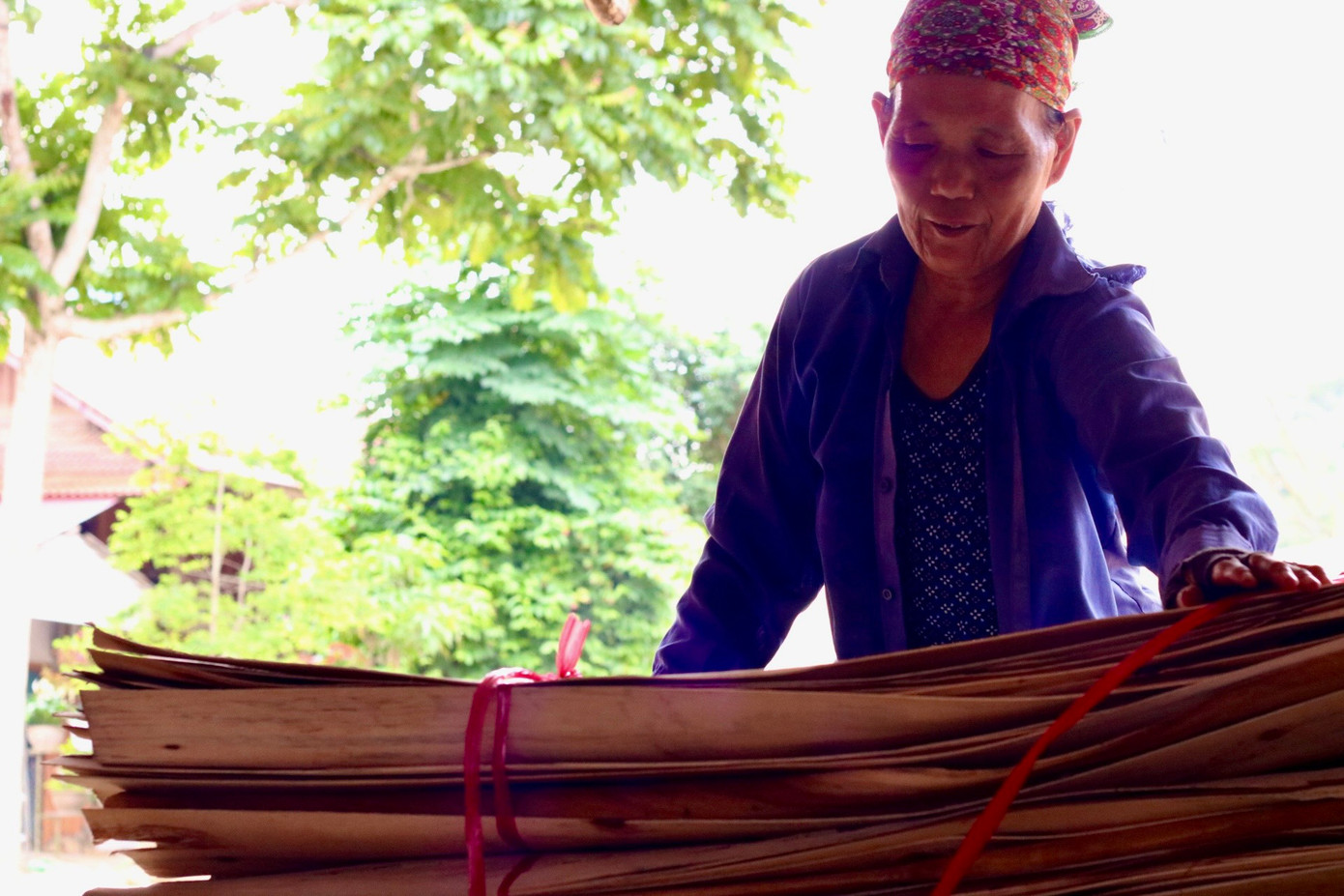 Anh Thìn cho biết nghề làm ván bóc 2 năm trở lại đây khó khăn. Trước kia trong thôn Đồng Cướm có khoảng 15 xưởng sản xuất ván ép nhưng 2 năm vừa qua đã có đến 4 xưởng đóng cửa, bán máy vì thua lỗ. Anh Thìn cho biết nghề làm ván bóc 2 năm trở lại đây khó khăn. Trước kia trong thôn Đồng Cướm có khoảng 15 xưởng sản xuất ván ép nhưng 2 năm vừa qua đã có đến 4 xưởng đóng cửa, bán máy vì thua lỗ.