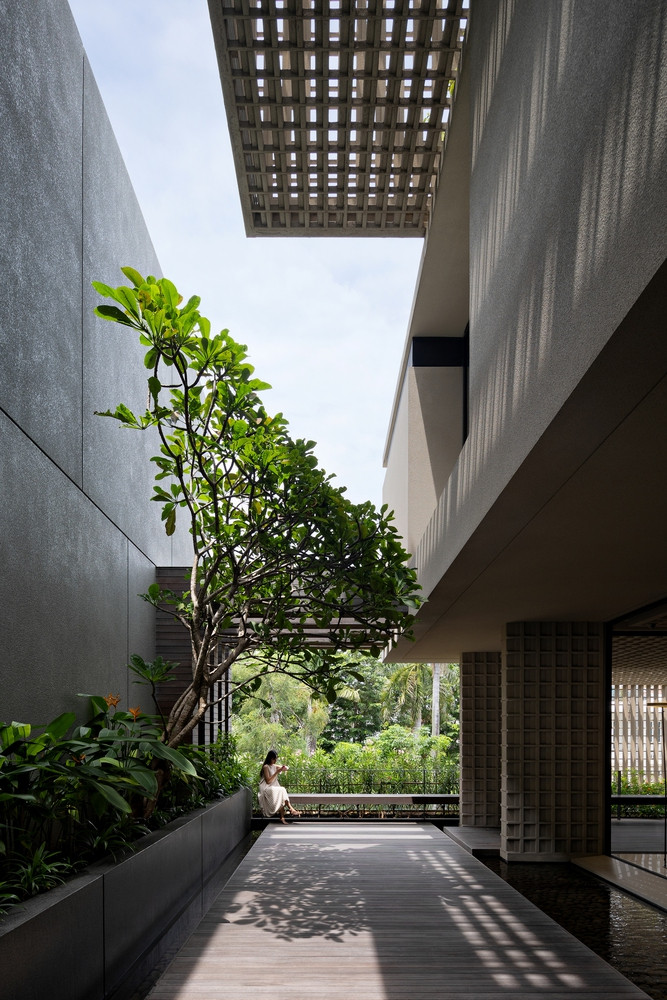 Thay vì tách biệt các khu vực bằng tường, công trình ưu tiên phân chia bằng vật liệu nhẹ và ánh sáng tạo ra "phân vùng mềm" đầy uyển chuyển.