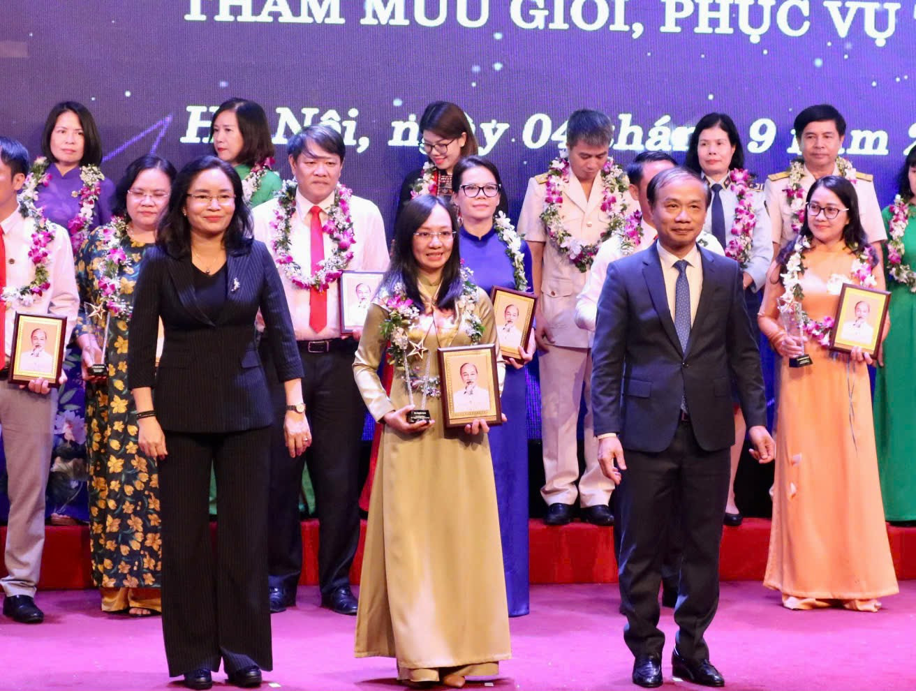 Nhiều cán bộ, công chức, viên chức, người lao động được tuyên dương trong buổi lễ.