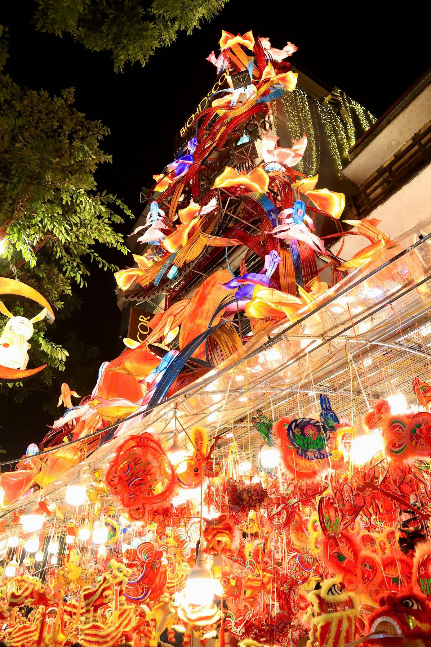 Các nhà buôn tại con phố Hàng Mã cũng sẵn sàng chi hàng trăm triệu để trang hoàng cho cửa tiệm thật bắt mắt.