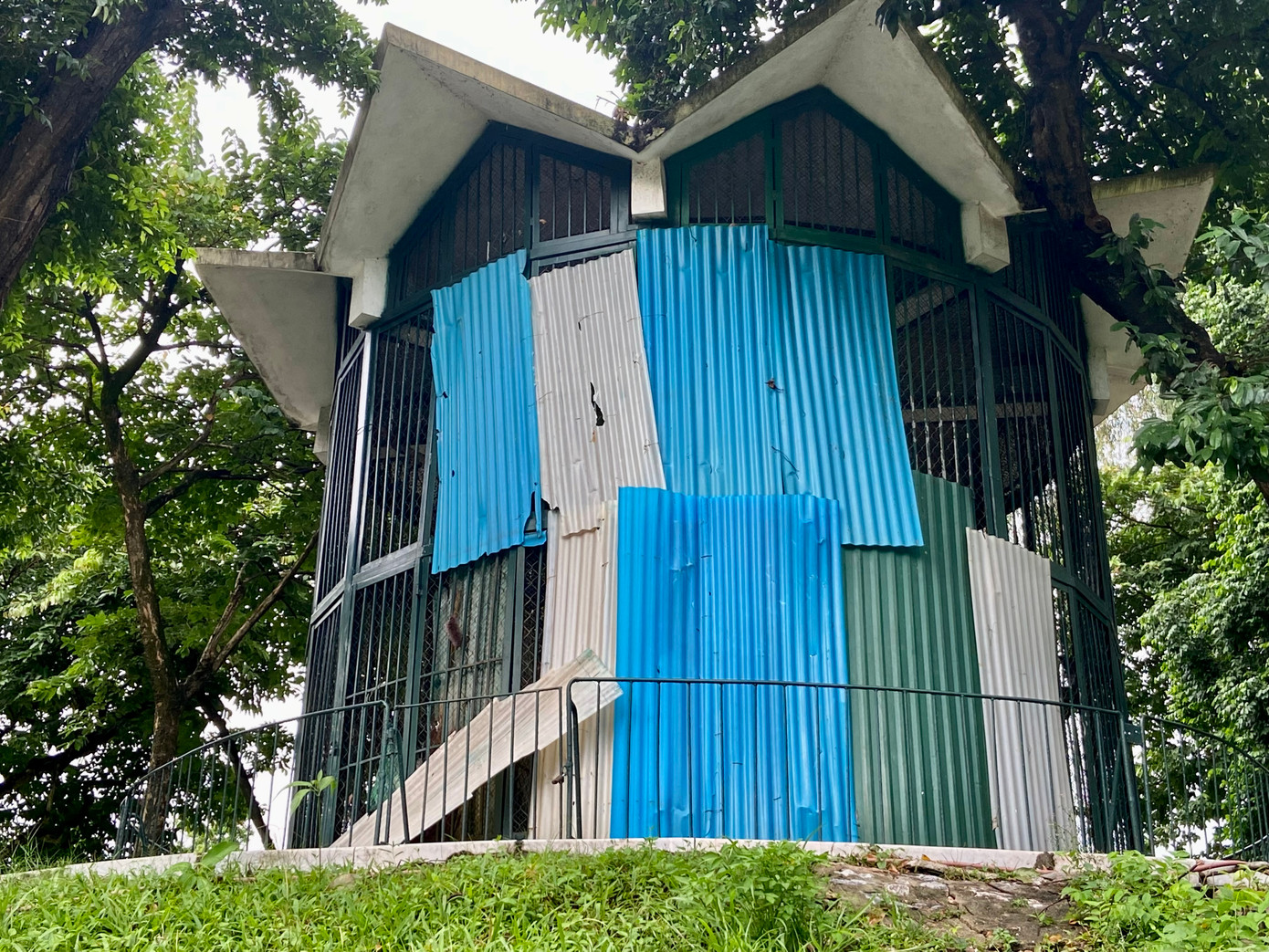 Với tổng diện tích lên tới 28 ha, công viên Thủ Lệ là nơi bảo tồn và nuôi dưỡng hàng trăm loài động vật khác nhau tuy nhiên tại đây, môi trường sống của các loài động vật cũng chưa được đảm bảo. Nhiều hạng mục xuống cấp, chuồng thú nơi xuống cấp, nơi bốc mùi khó chịu. Với tổng diện tích lên tới 28 ha, công viên Thủ Lệ là nơi bảo tồn và nuôi dưỡng hàng trăm loài động vật khác nhau tuy nhiên tại đây, môi trường sống của các loài động vật cũng chưa được đảm bảo. Nhiều hạng mục xuống cấp, chuồng thú nơi xuống cấp, nơi bốc mùi khó chịu.