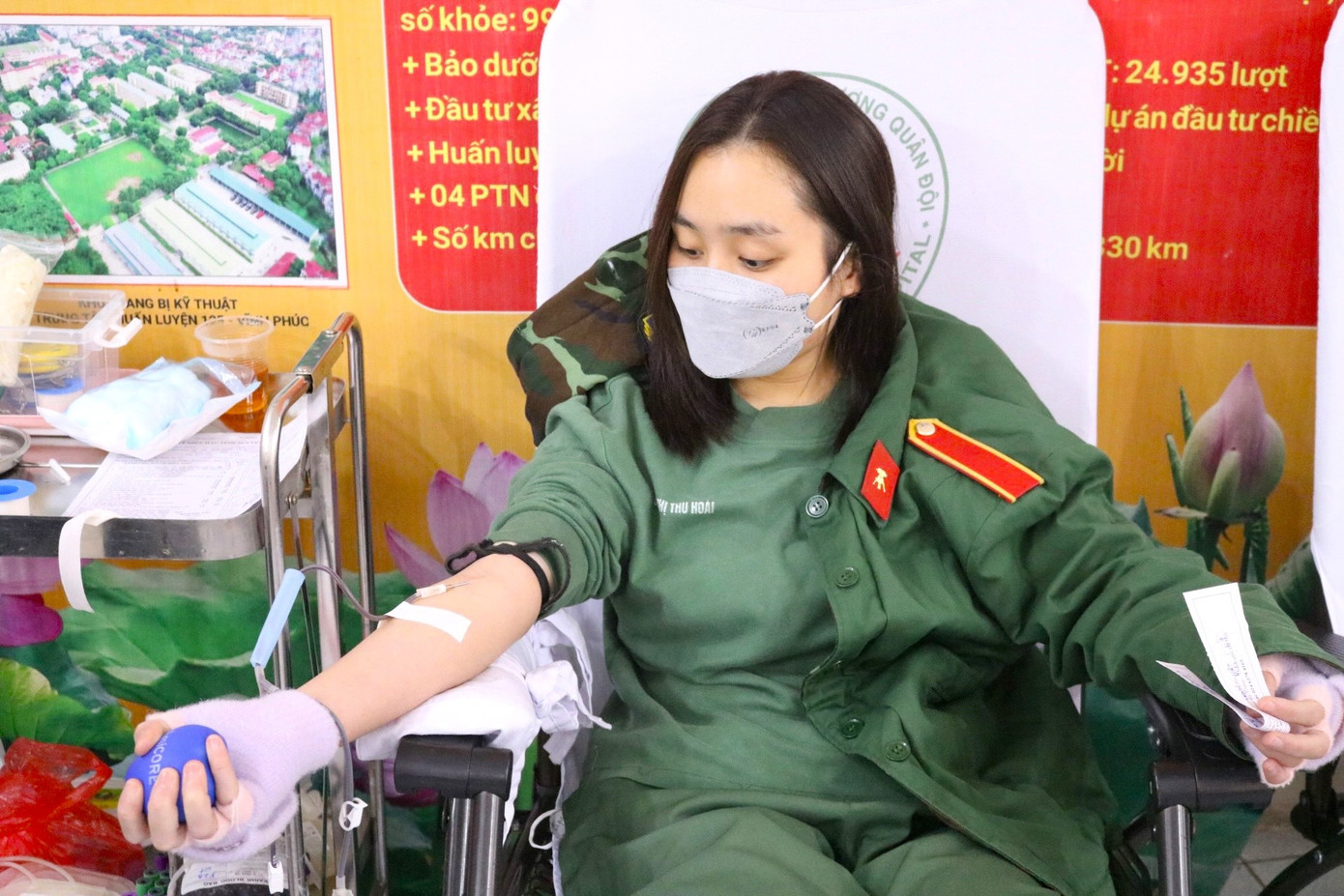 Bạn Chu Thị Thu Hoài, Đại đội 157, Tiểu đoàn 1, Học viện KTQS chia sẻ: “ Đây là lần thứ hai tôi tham gia hiến máu. Là một người sợ kim tiêm nên mỗi lần hiến máu tôi đều cảm thấy khá hồi hộp. Tuy nhiên, tôi cảm thấy rất vui khi những giọt máu mình trao đi có thể giúp đỡ được nhiều người. Tôi thấy hoạt động hiến máu là một hoạt động ý nghĩa và cần được nhân rộng hơn nữa trong cộng đồng.” Bạn Chu Thị Thu Hoài, Đại đội 157, Tiểu đoàn 1, Học viện KTQS chia sẻ: “ Đây là lần thứ hai tôi tham gia hiến máu. Là một người sợ kim tiêm nên mỗi lần hiến máu tôi đều cảm thấy khá hồi hộp. Tuy nhiên, tôi cảm thấy rất vui khi những giọt máu mình trao đi có thể giúp đỡ được nhiều người. Tôi thấy hoạt động hiến máu là một hoạt động ý nghĩa và cần được nhân rộng hơn nữa trong cộng đồng.”