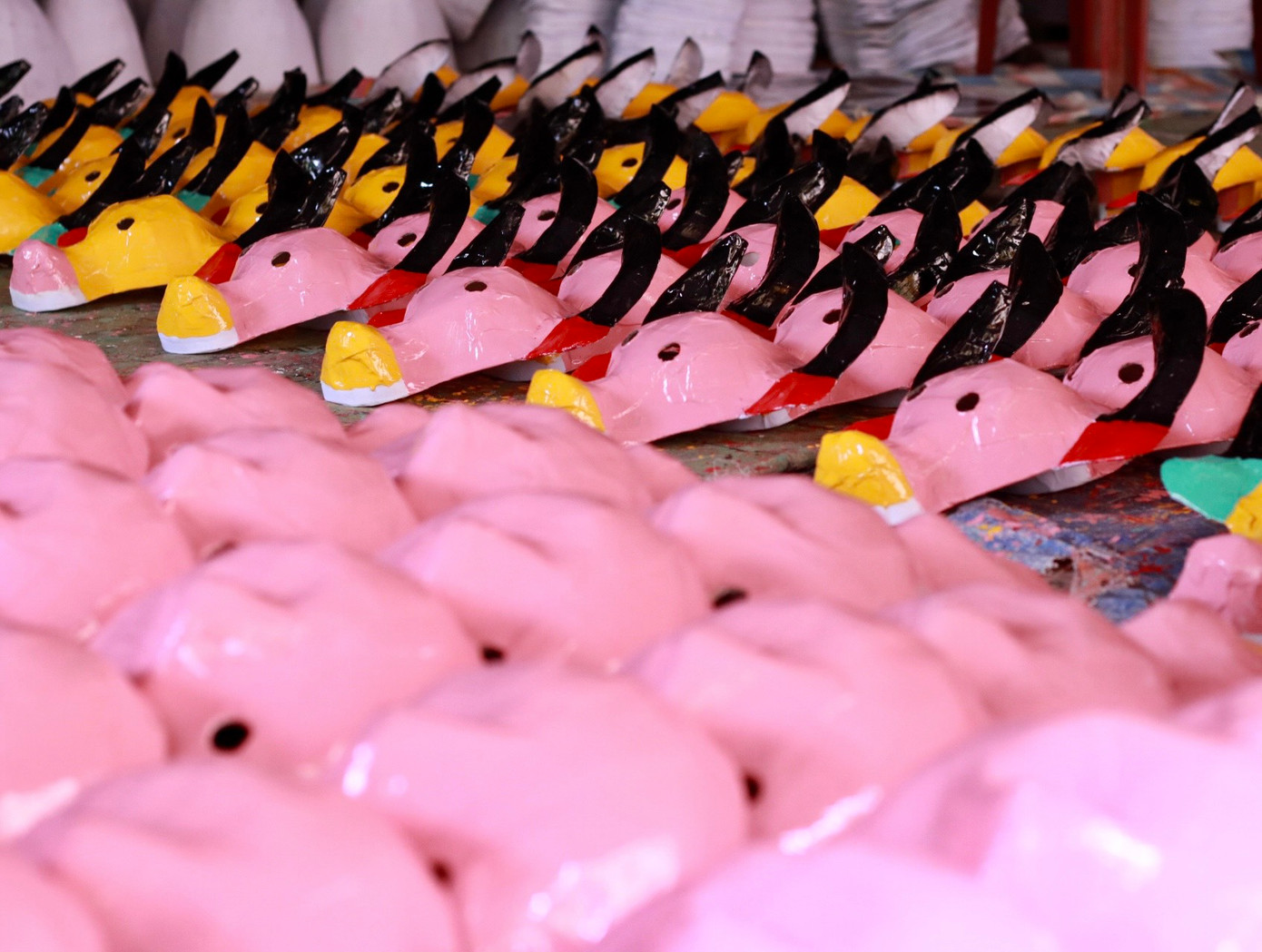 "Mặt nạ này nhà tôi sản xuất và bán quanh năm, tuy nhiên về dịp gần tết Trung thu này đơn đặt hàng nhiều hơn cả, làm nhiều khi không kịp trả hàng cho khách. Một chiếc mặt nạ tôi bán tại xưởng dao động từ 18.000 - 45.000 đồng/chiếc (sản phẩm hoàn thiện) tùy loại, và khi đến tay chủ cửa hàng thì có rất nhiều giá thành khác nhau", ông Đông tiết lộ.