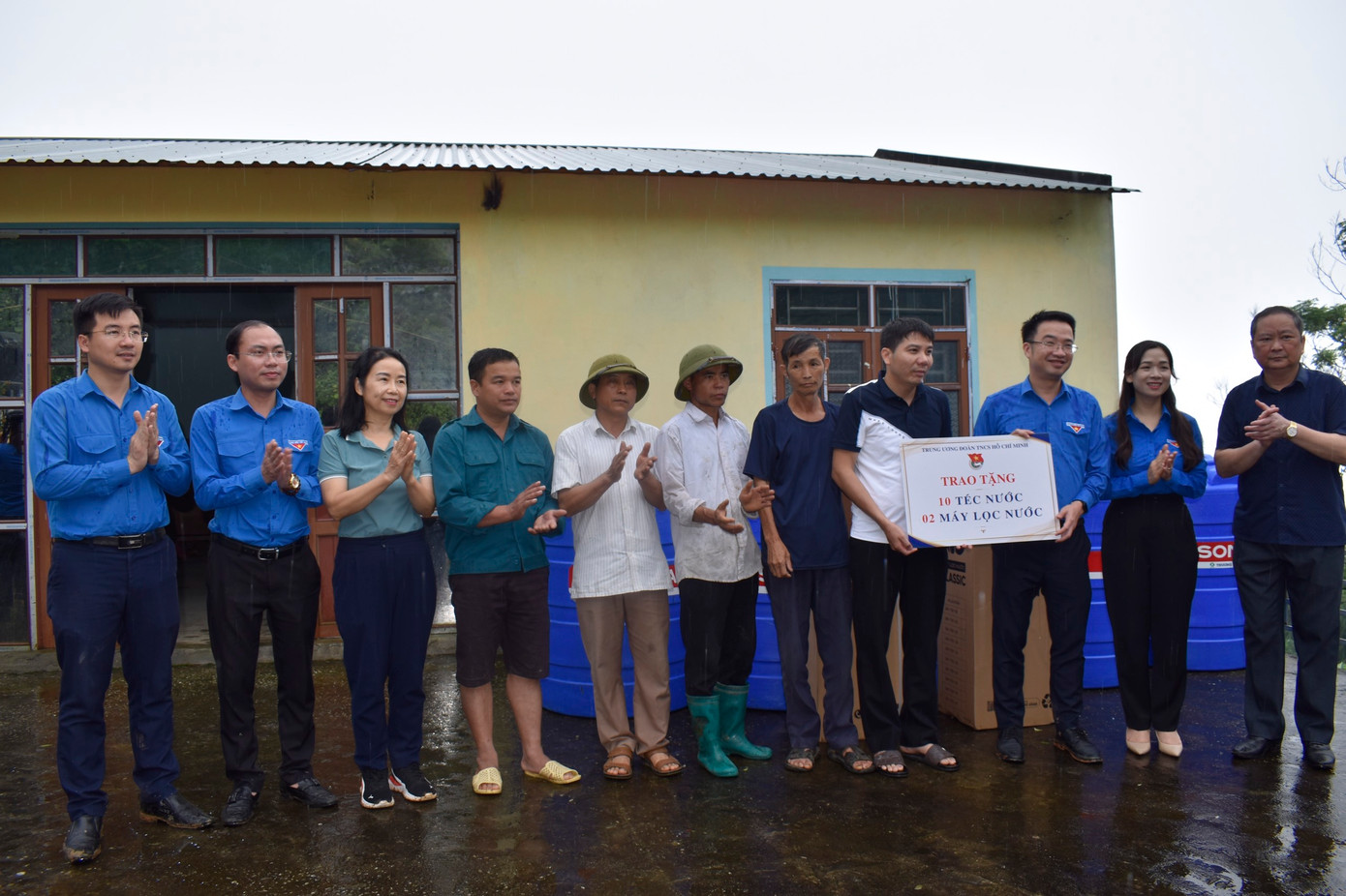 Trung ương Đoàn TNCS Hồ Chí Minh và Ban Tổ chức trao những phần quà và công trình ý nghĩa đến học sinh và người dân trên địa bàn huyện Na Hang.