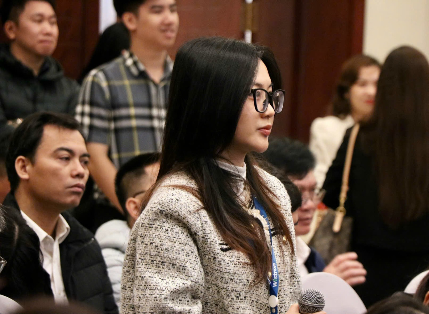 Đại diện nhiều doanh nghiệp đặt câu hỏi, kiến nghị tại hội nghị.