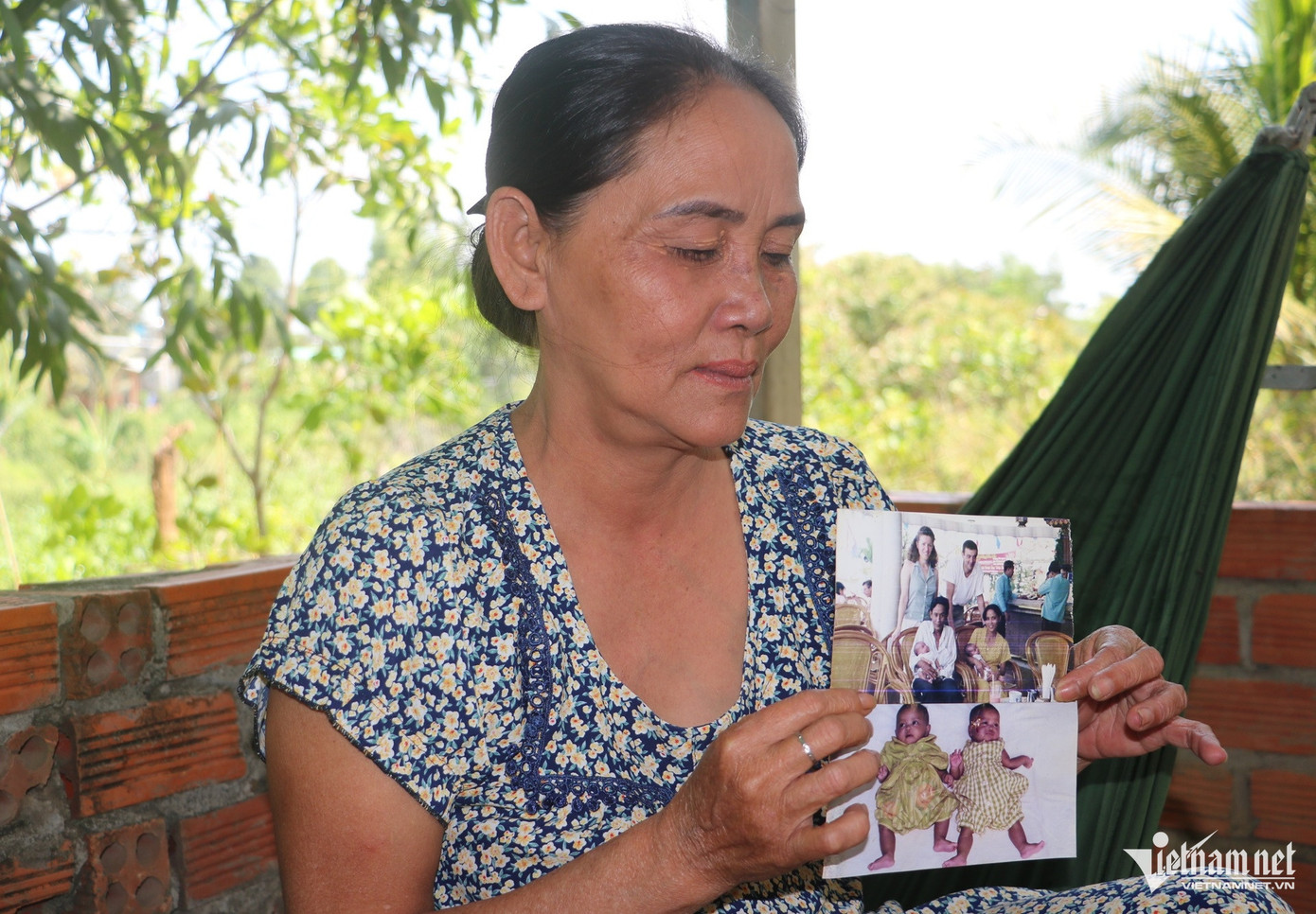 27 năm qua, bà Hiệp luôn giữ bên mình tấm hình lưu niệm về hai người con gái song sinh là Hồng và Loan lúc vừa tròn 1 tháng tuổi, cùng tấm hình cuộc gặp gỡ giữa vợ chồng bà với cha mẹ nuôi của hai con. Ảnh: Quang Hưng 27 năm qua, bà Hiệp luôn giữ bên mình tấm hình lưu niệm về hai người con gái song sinh là Hồng và Loan lúc vừa tròn 1 tháng tuổi, cùng tấm hình cuộc gặp gỡ giữa vợ chồng bà với cha mẹ nuôi của hai con. Ảnh: Quang Hưng